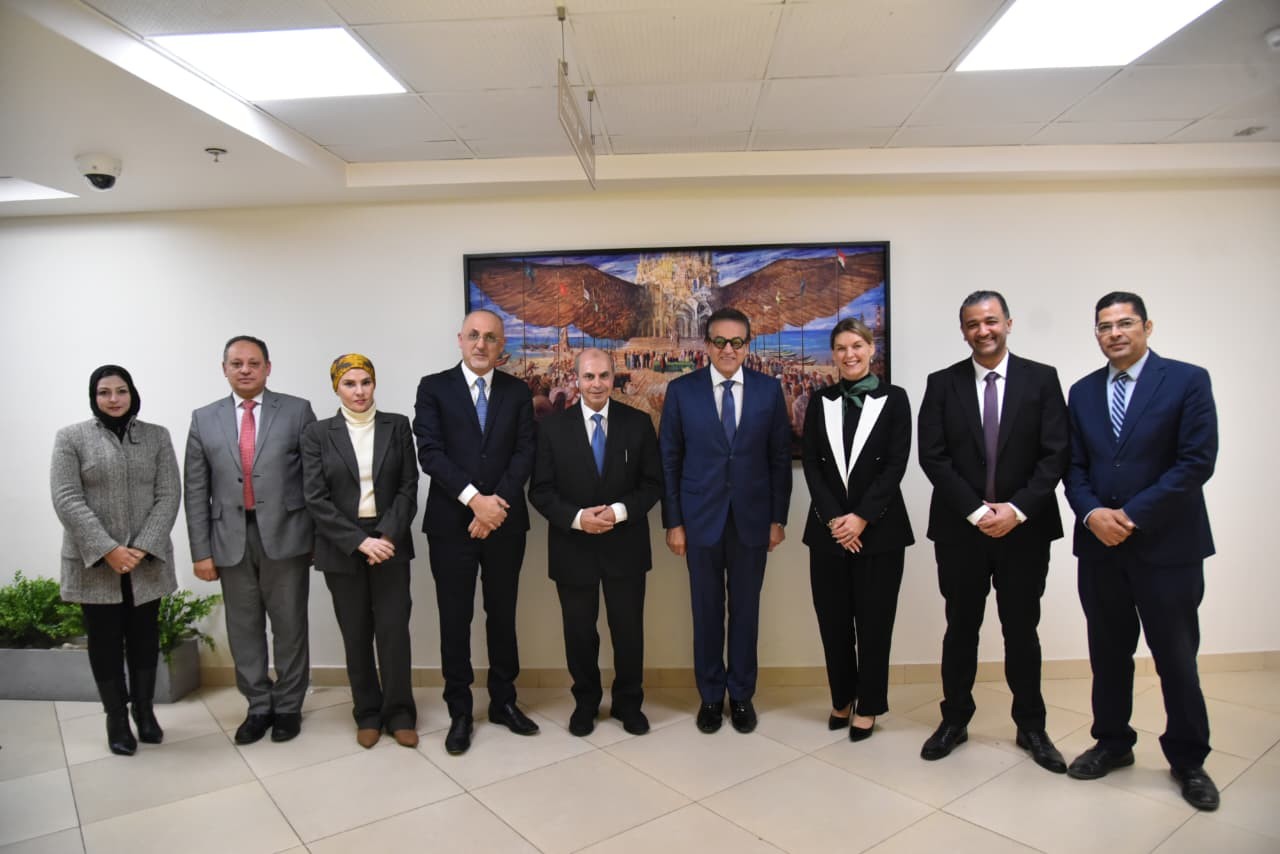 وزير الصحة يلتقي وفد شركة كلينيلاب