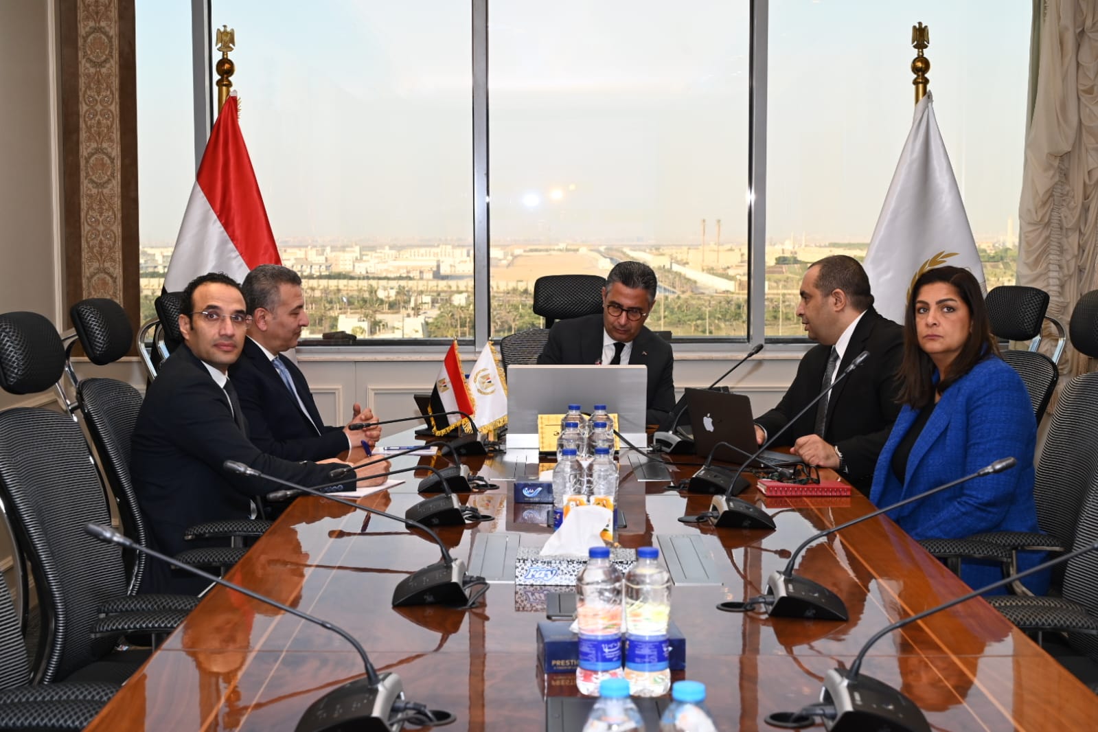 وزير التموين يجتمع مع رئيس مصلحة دمغ المصوغات والموازين