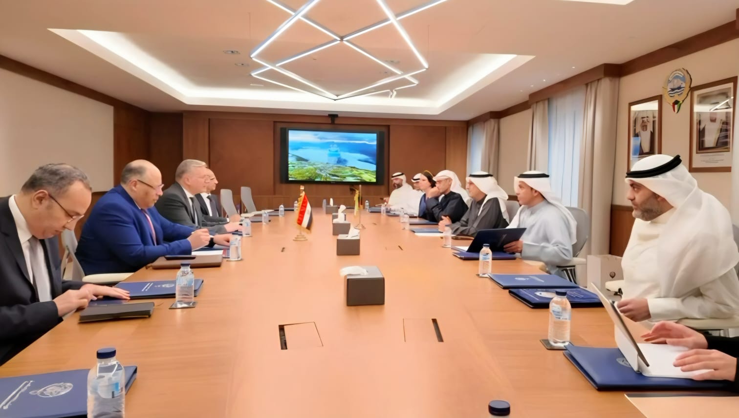 وزير البترول يجتمع مع وزير الكهرباء والماء ورئيس هيئة الاستثمار الكويتية