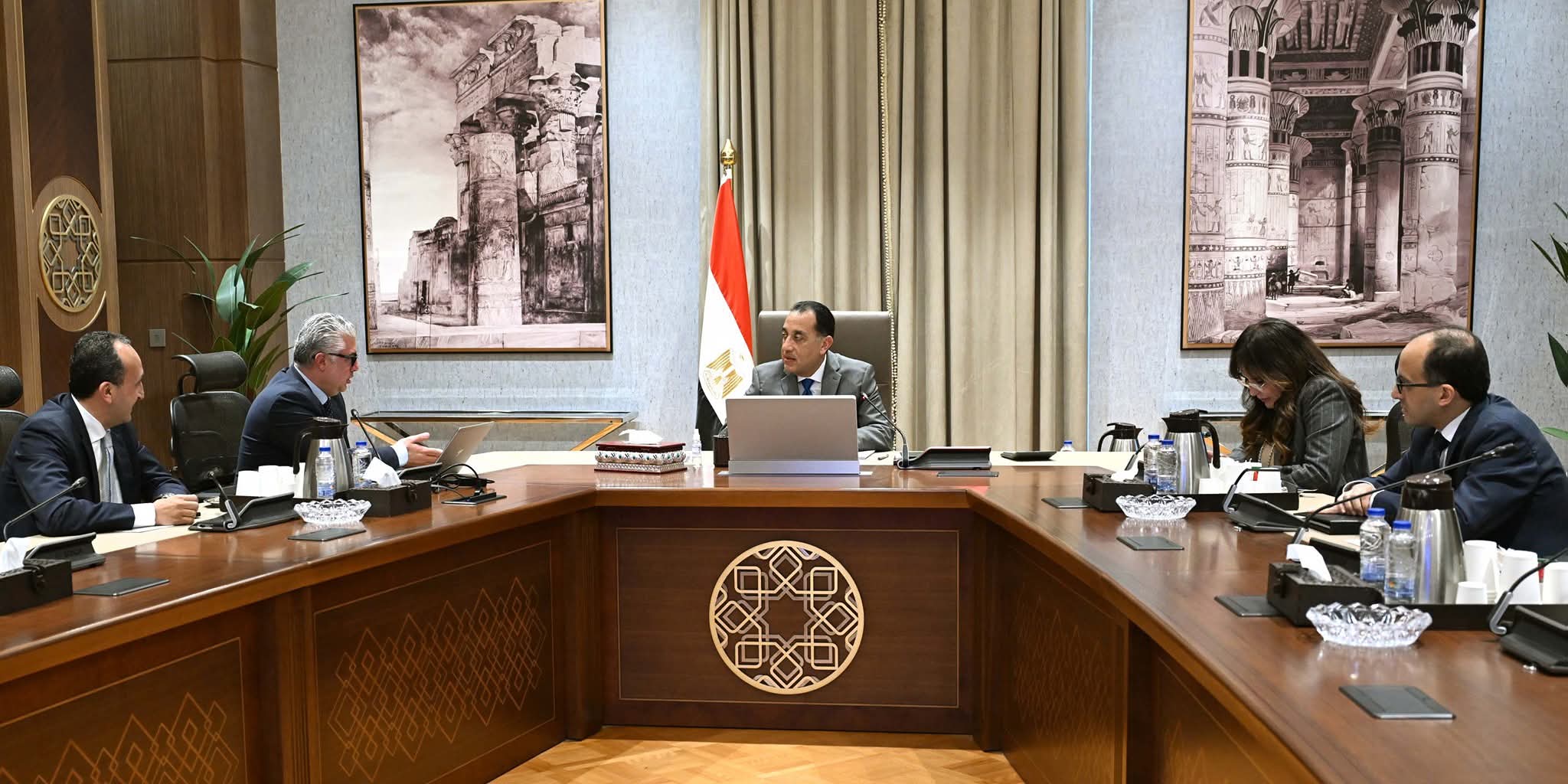 رئيس الوزراء يجتمع مع رئيس اقتصادية قناة السويس