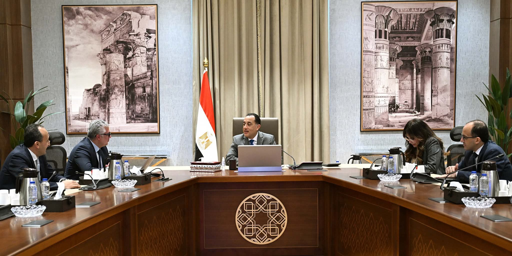 رئيس الوزراء يجتمع مع رئيس اقتصادية قناة السويس