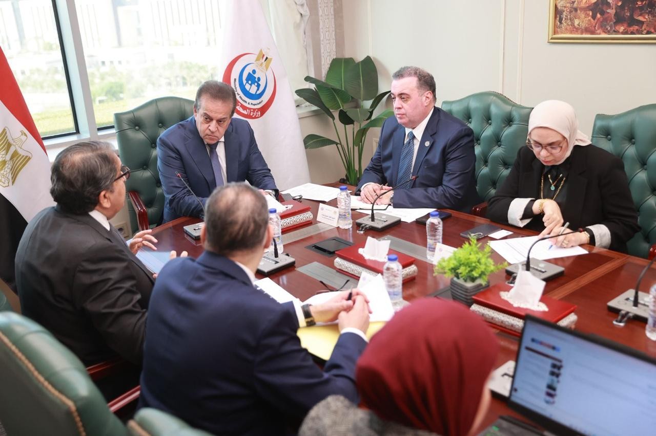 وزير «الصحة» يجتمع مع رؤساء شركتى «إي فاينانس» و«إي هيلث»