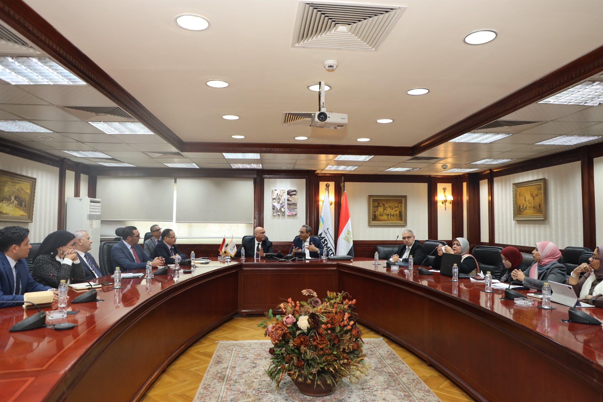 الرئيس التنفيذي لجهاز تنمية المشروعات يجتمع مع محافظ قنا