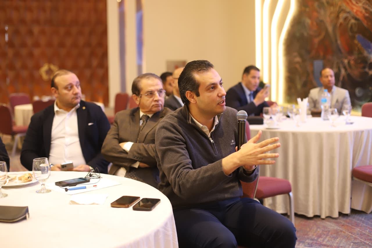 رئيس مصلحة الجمارك يجتمع مع جمعية رجال الأعمال بالإسكندرية