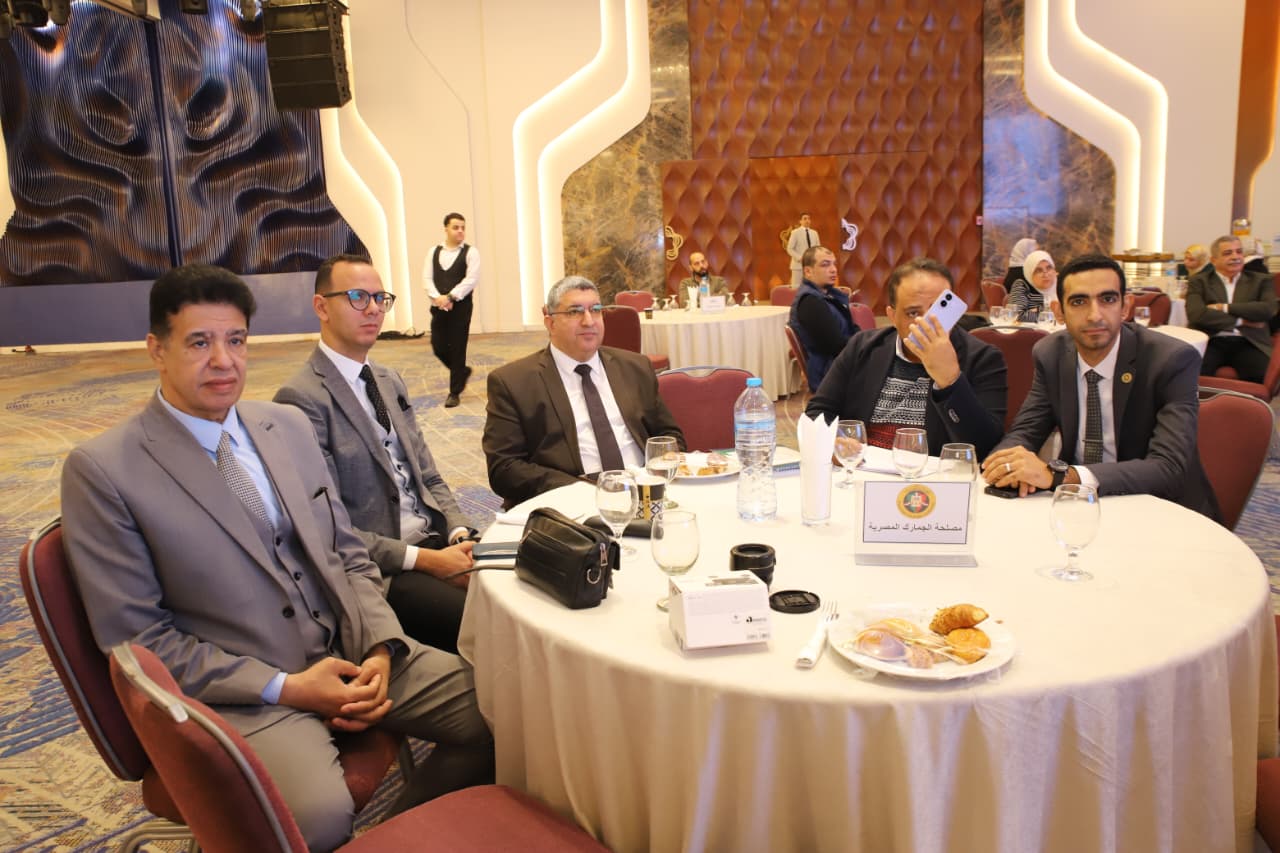 رئيس مصلحة الجمارك يجتمع مع جمعية رجال الأعمال بالإسكندرية