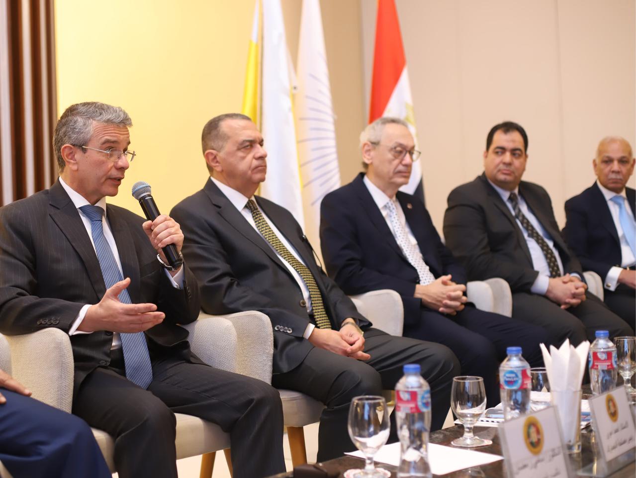 رئيس مصلحة الجمارك يجتمع مع جمعية رجال الأعمال بالإسكندرية