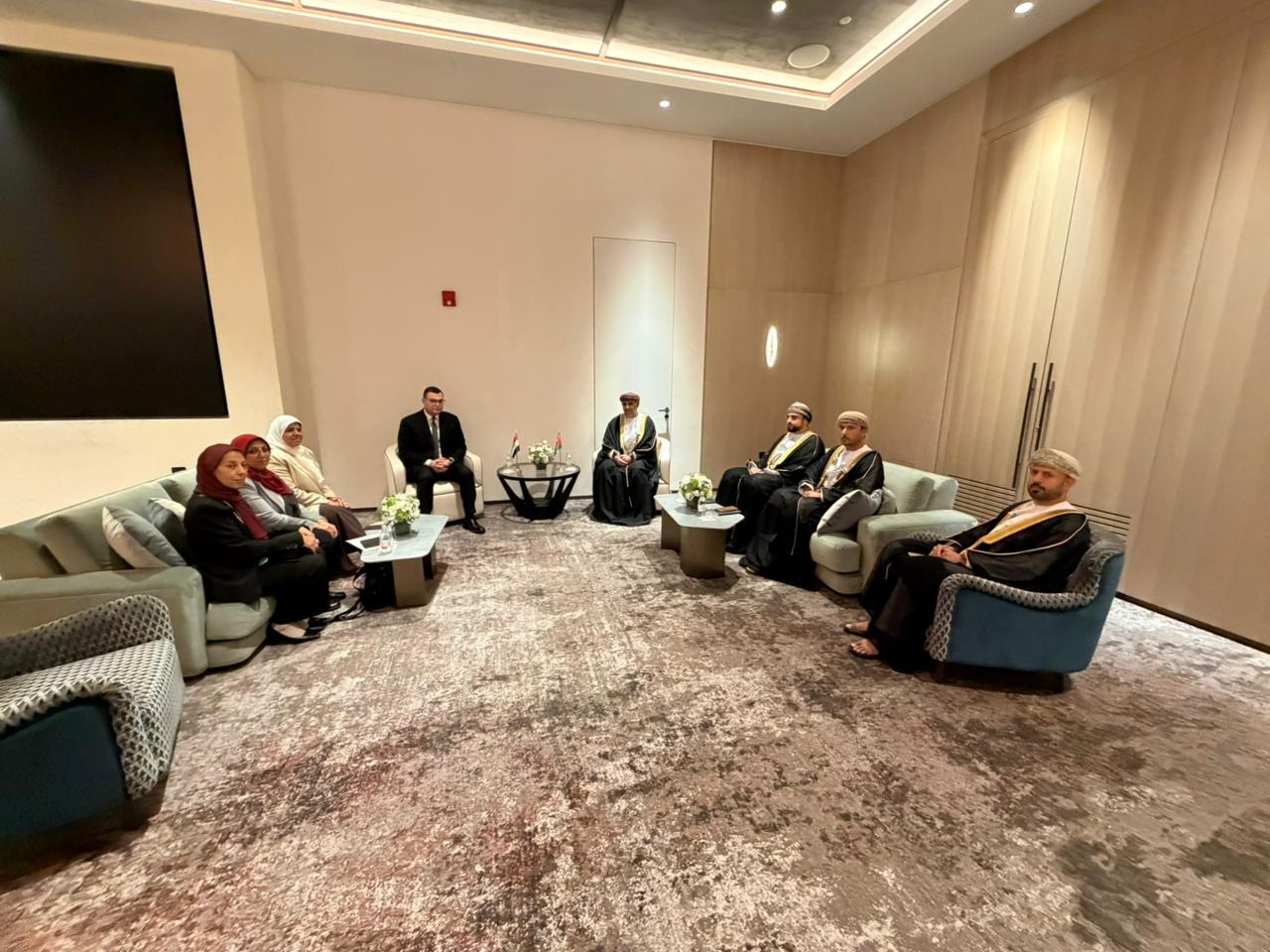 وزير الإسكان يجتمع مع نظيره العماني