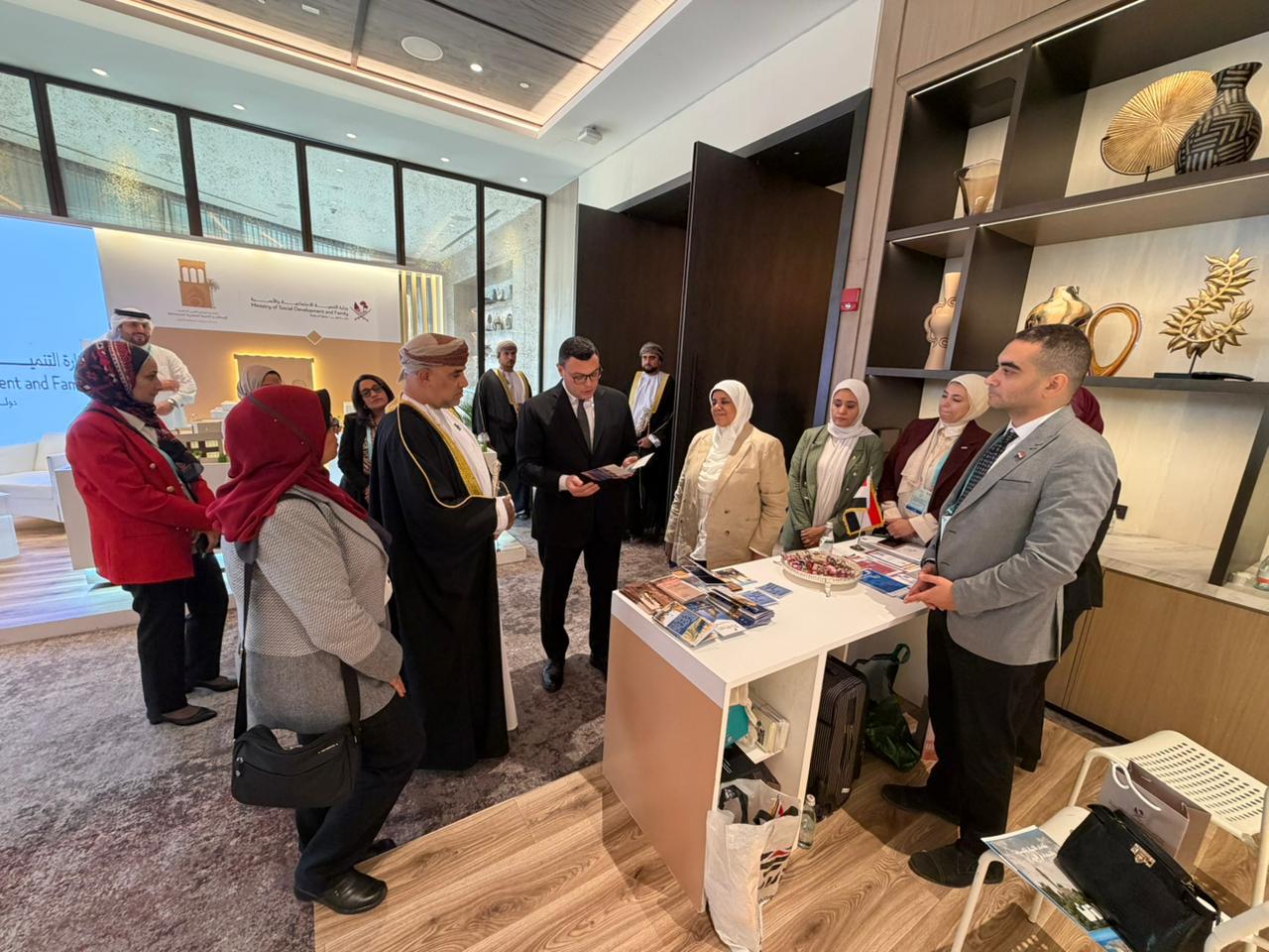 وزير الإسكان يجتمع مع نظيره العماني