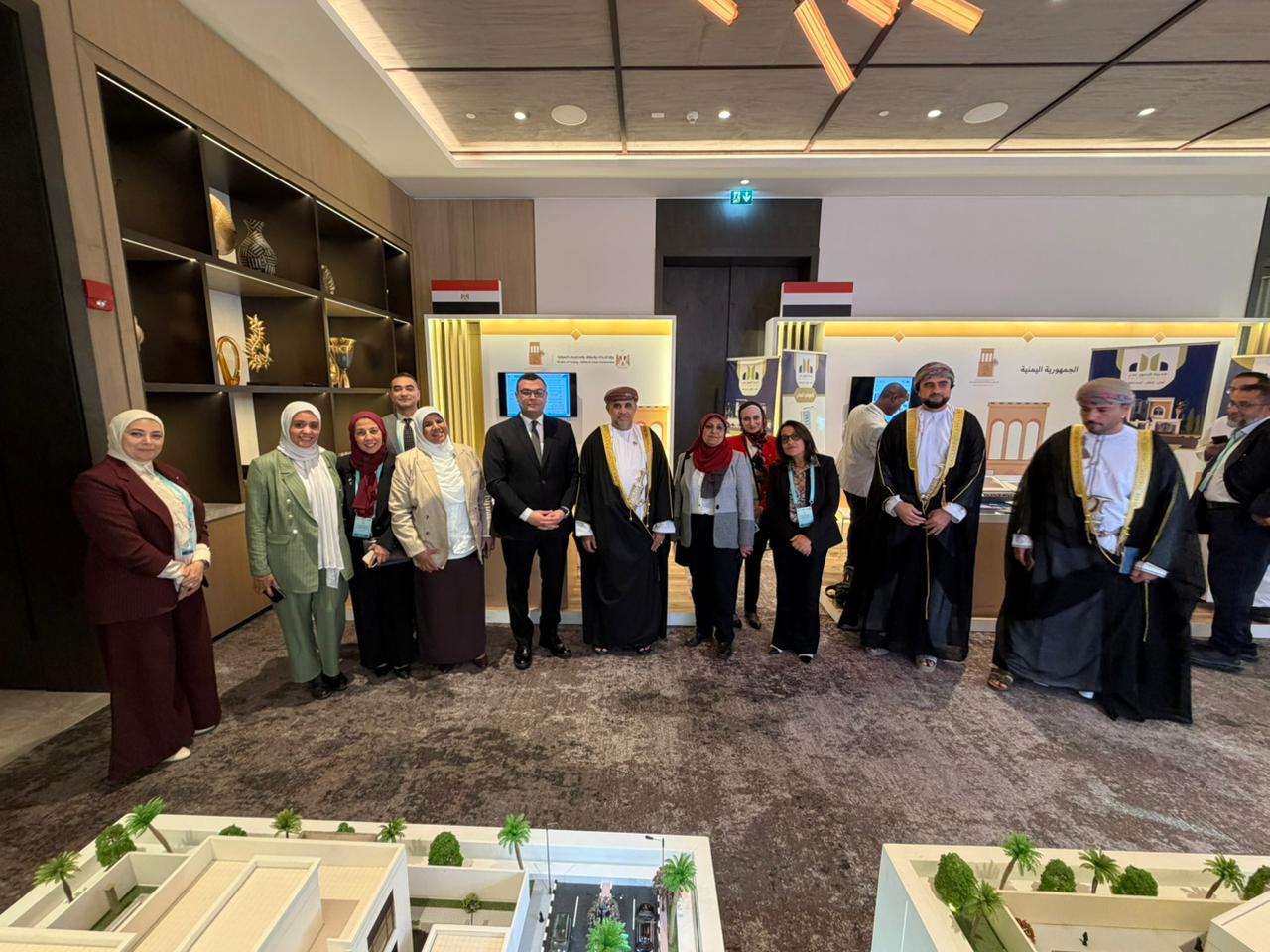 وزير الإسكان يجتمع مع نظيره العماني