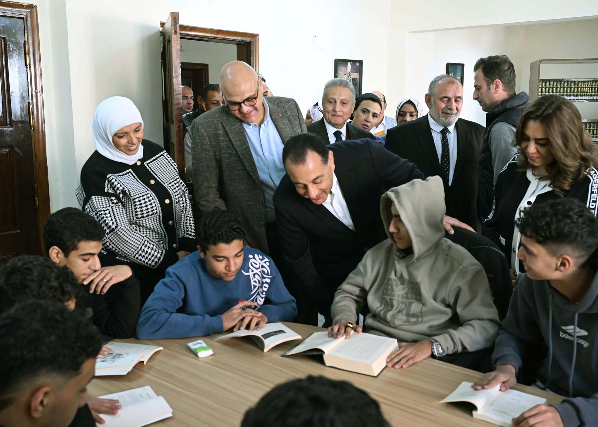 رئيس الوزراء يتفقد مكتبة مصر العامة بشبين القناطر