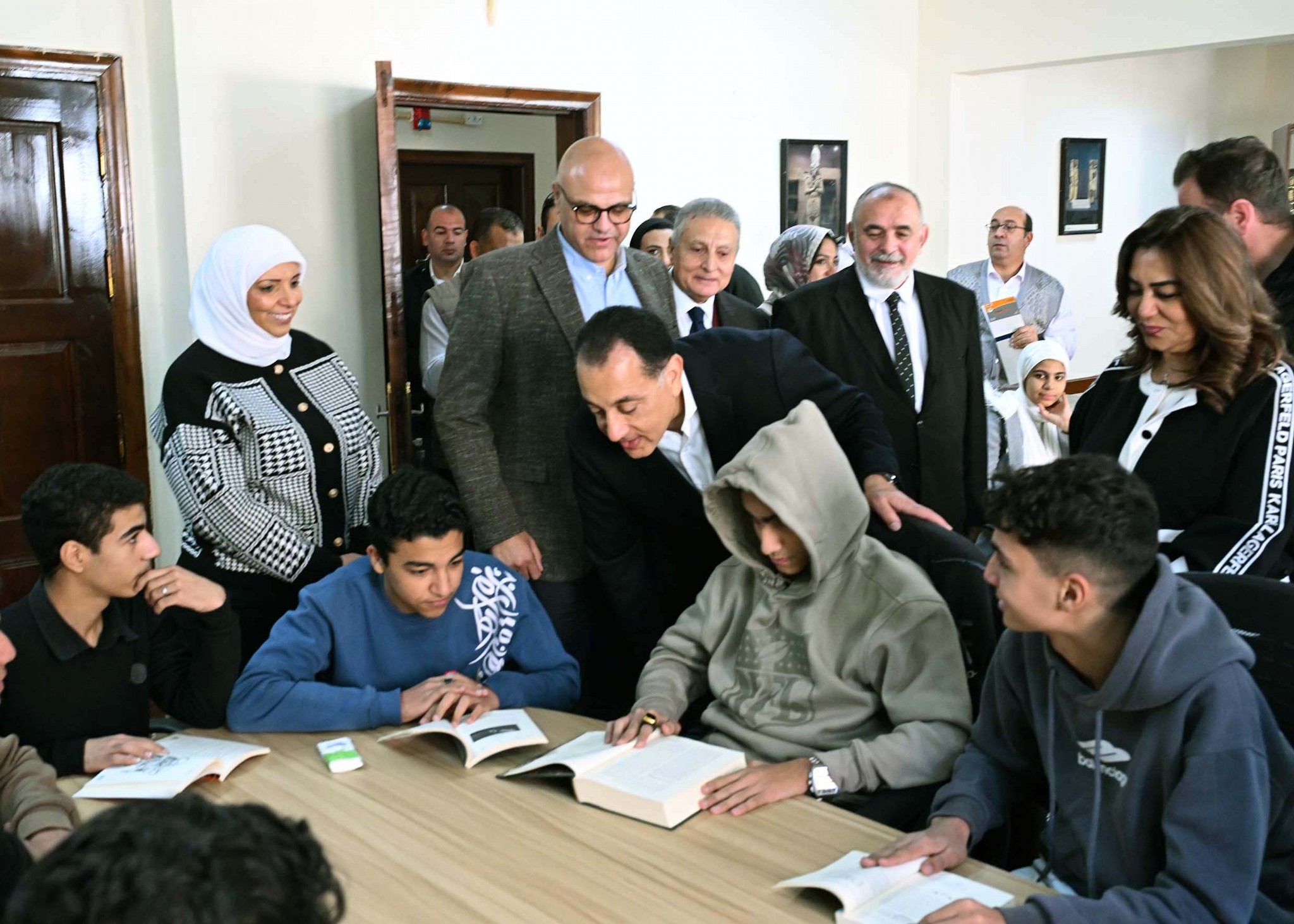 رئيس الوزراء يتفقد مكتبة مصر العامة بشبين القناطر