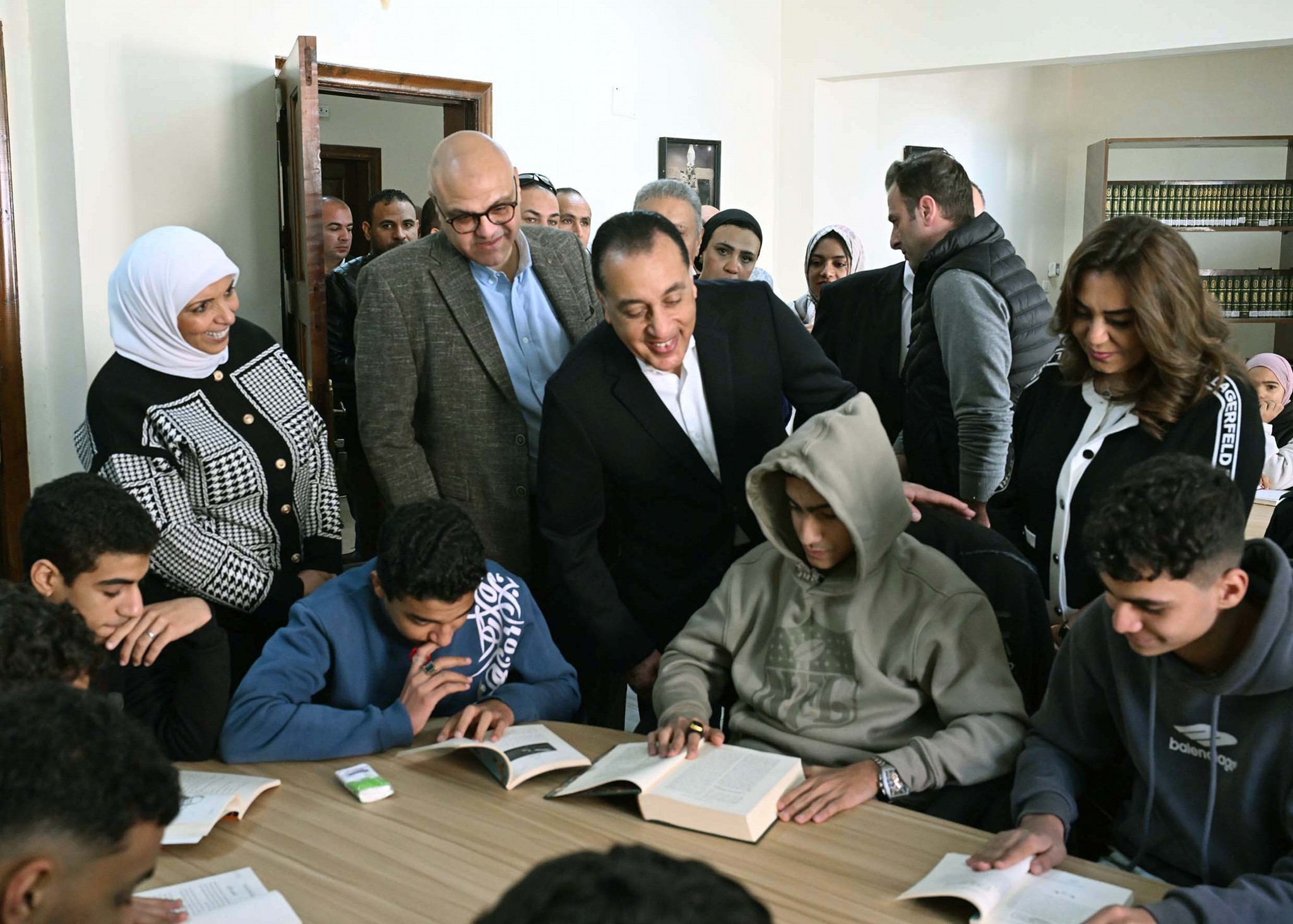 رئيس الوزراء يتفقد مكتبة مصر العامة بشبين القناطر