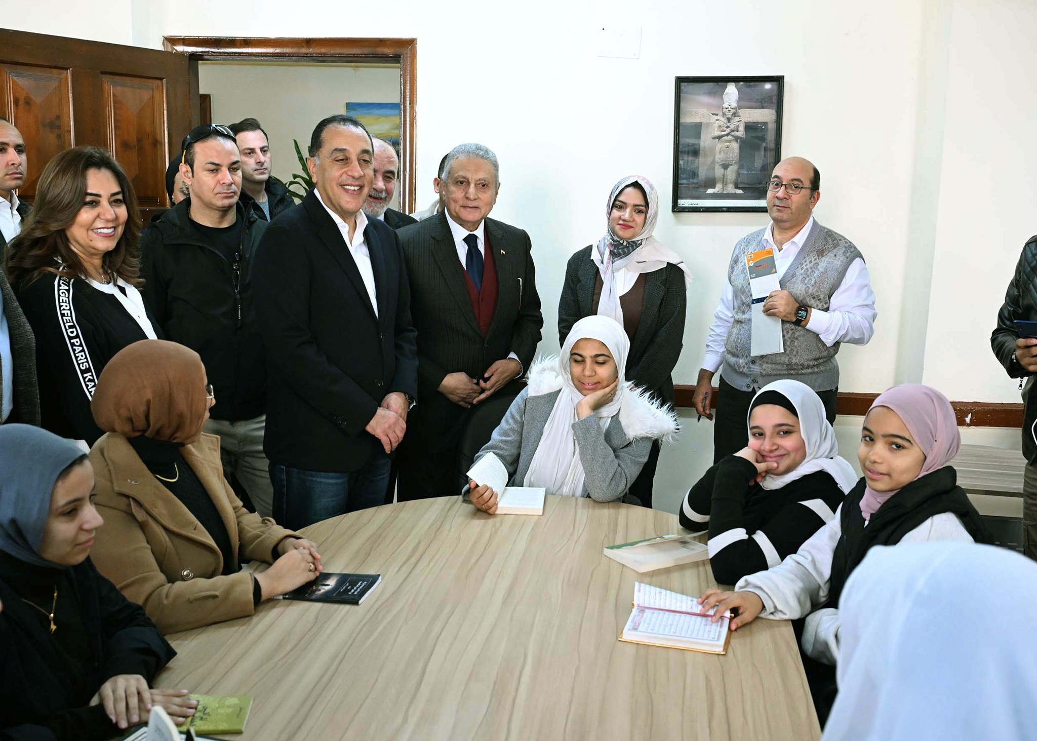 رئيس الوزراء يتفقد مكتبة مصر العامة بشبين القناطر