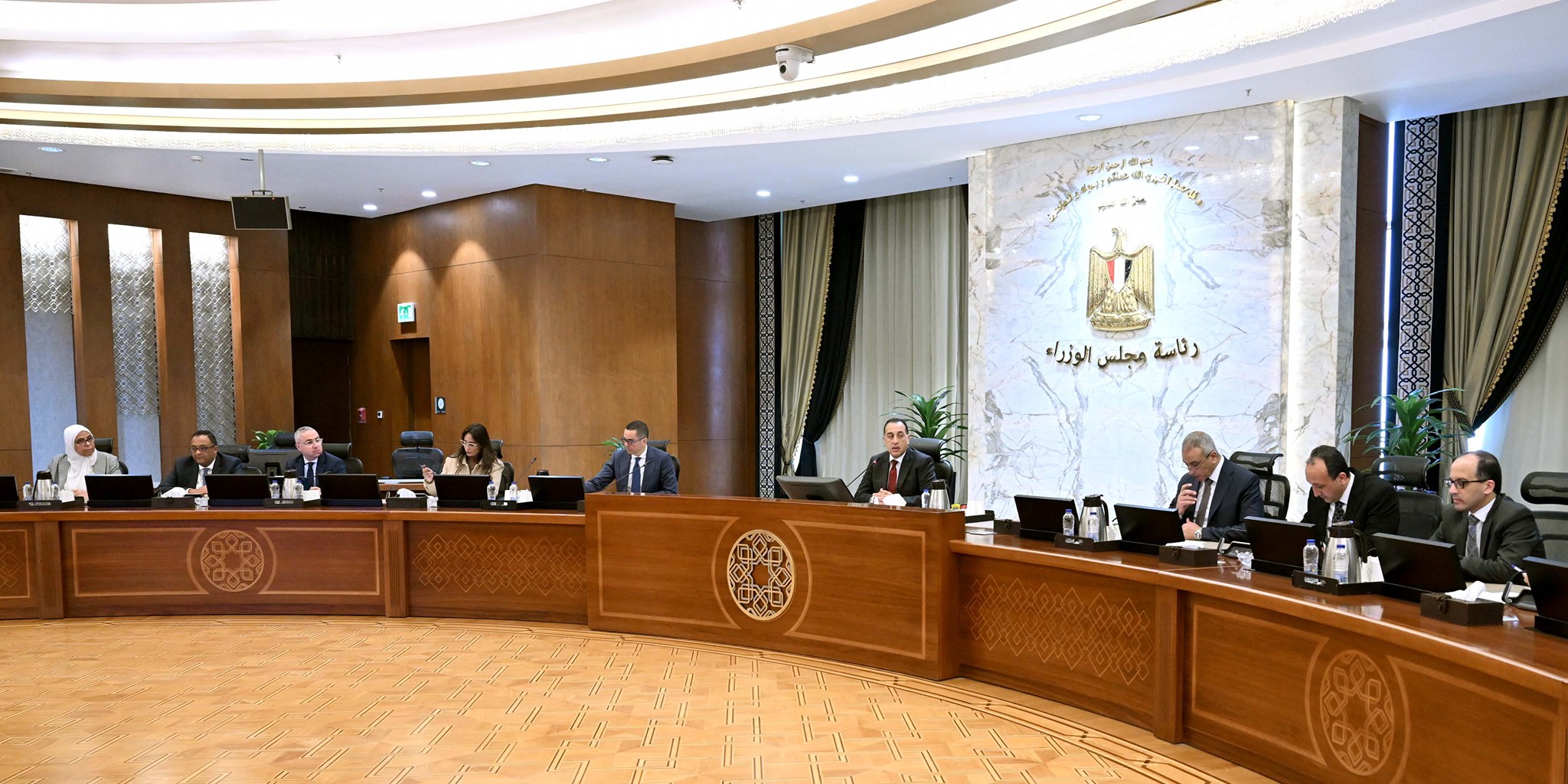 رئيس الوزراء يجتمع مع رؤساء المجالس التصديرية