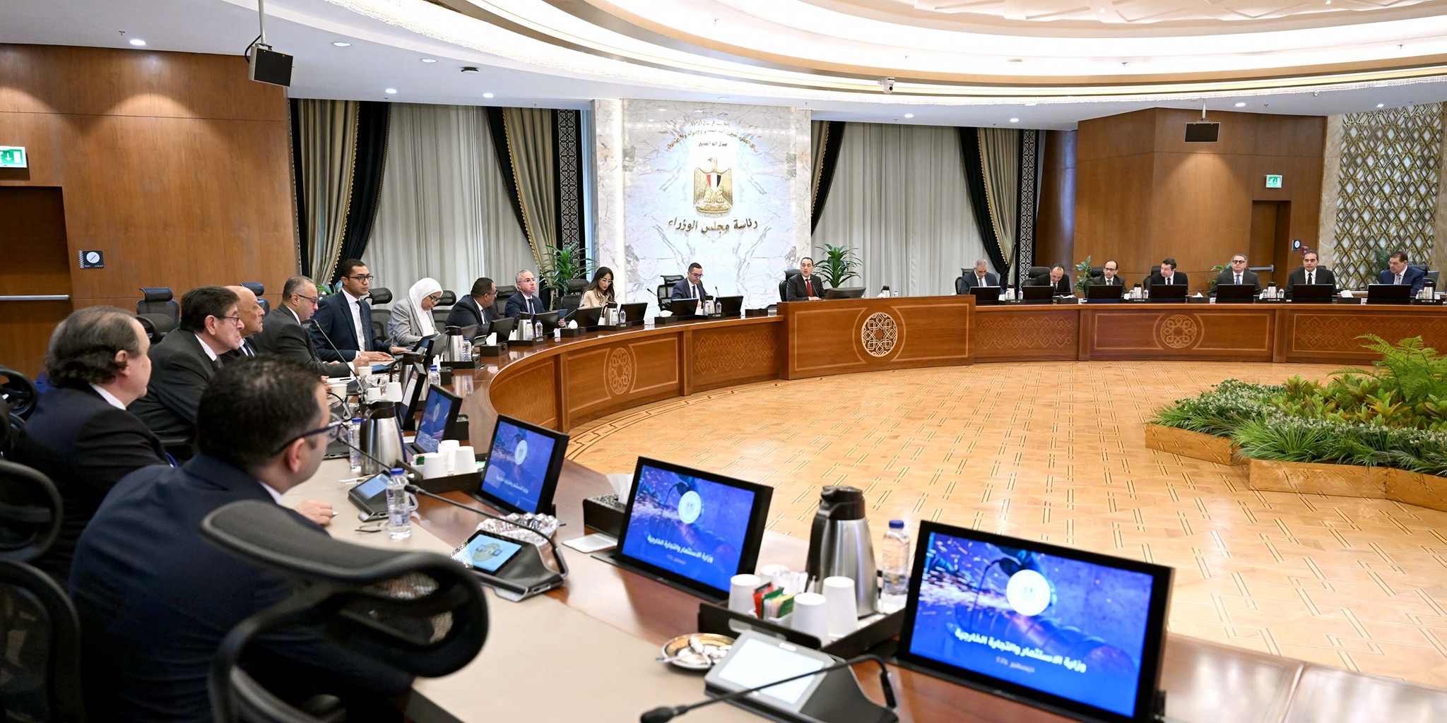 رئيس الوزراء يجتمع مع رؤساء المجالس التصديرية