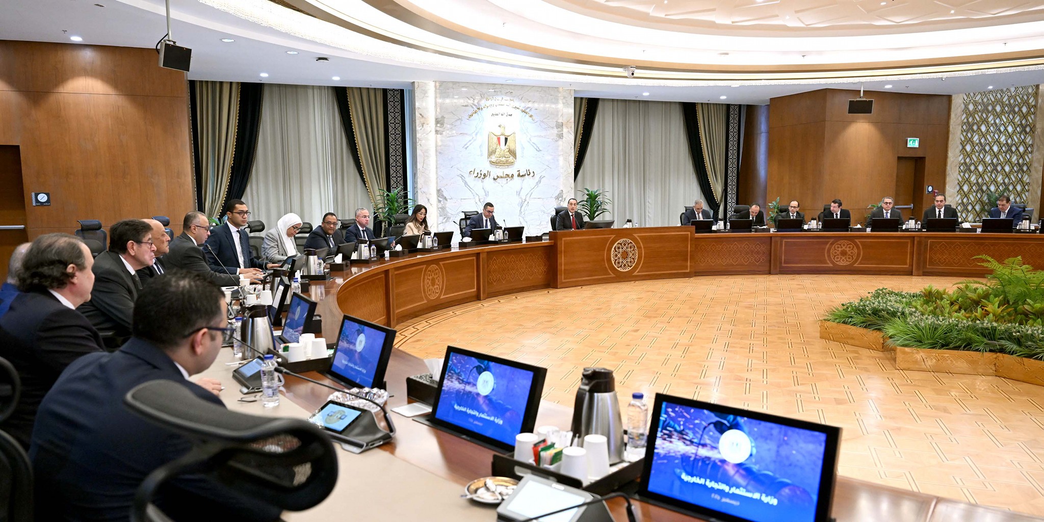 رئيس الوزراء يجتمع مع رؤساء المجالس التصديرية