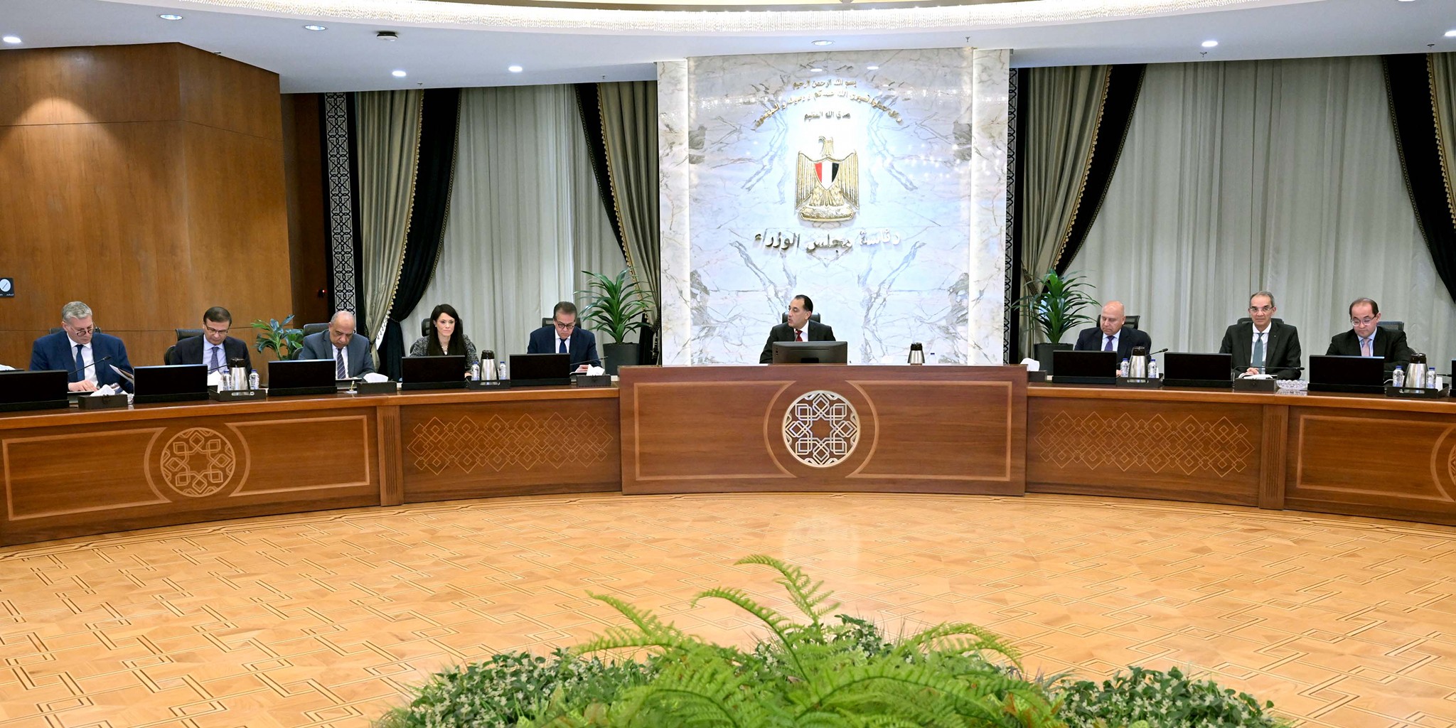 رئيس الوزراء يستعرض الرؤية المستقبلية للسياسات الاستثمارية 