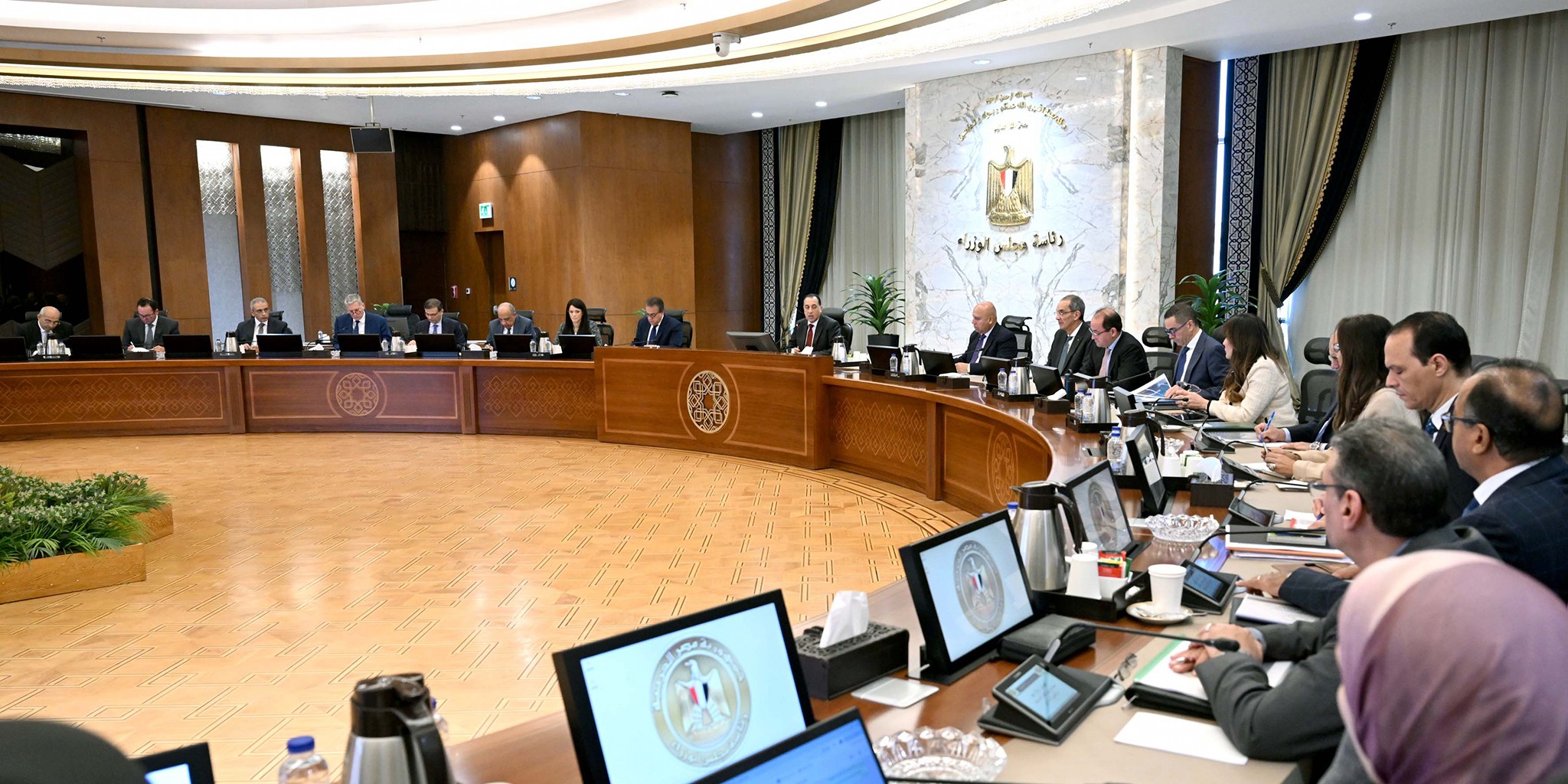 رئيس الوزراء يستعرض الرؤية المستقبلية للسياسات الاستثمارية 