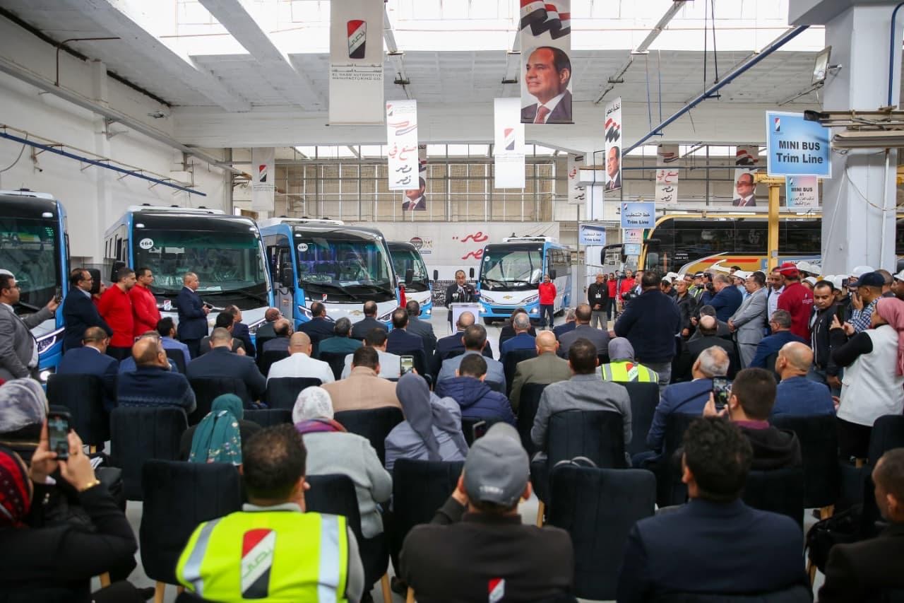 وزير قطاع الأعمال يشهد تسليم الدفعة الأولى من ميني باص نصر ستار