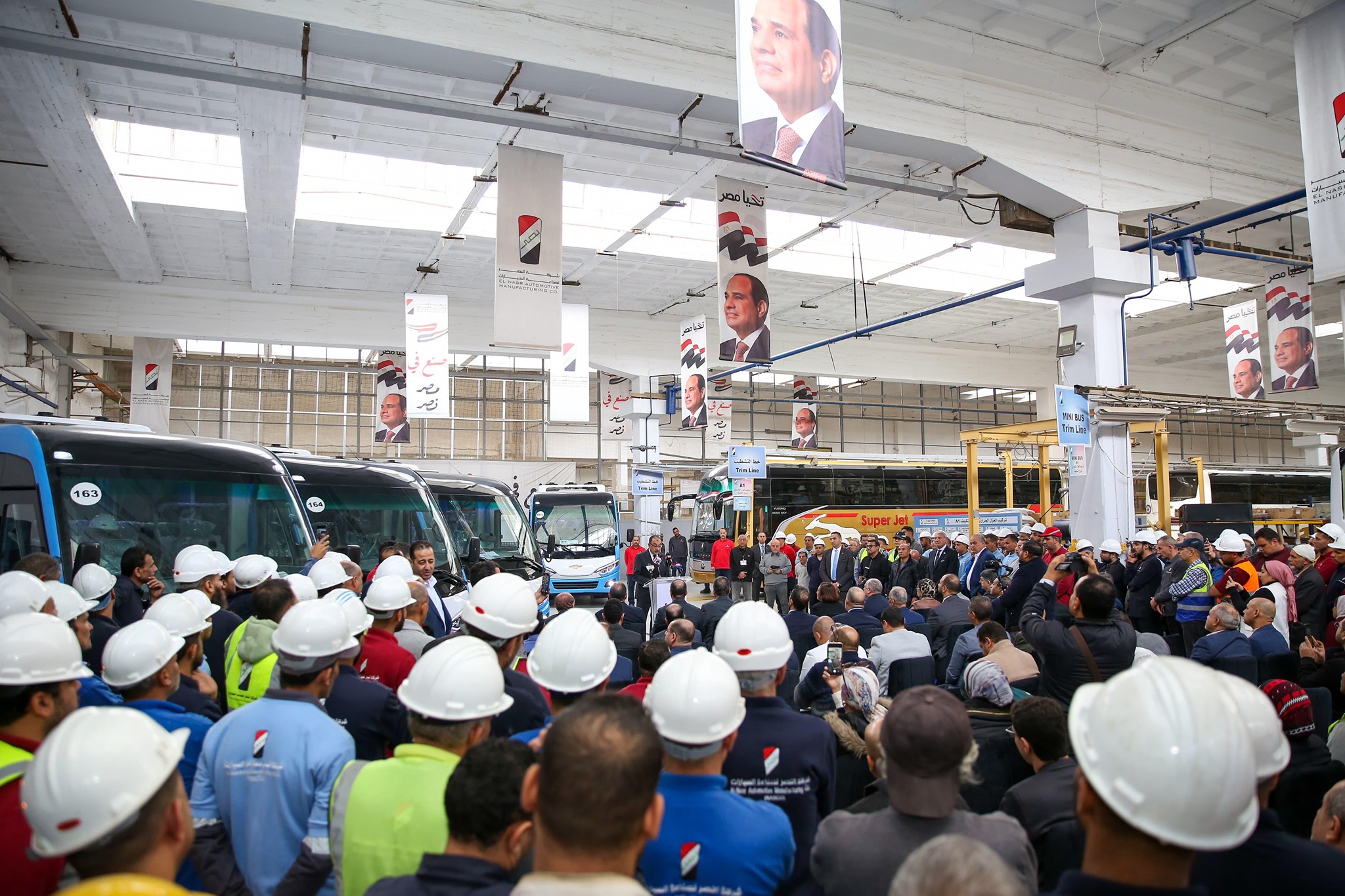 وزير قطاع الأعمال يشهد تسليم الدفعة الأولى من ميني باص نصر ستار