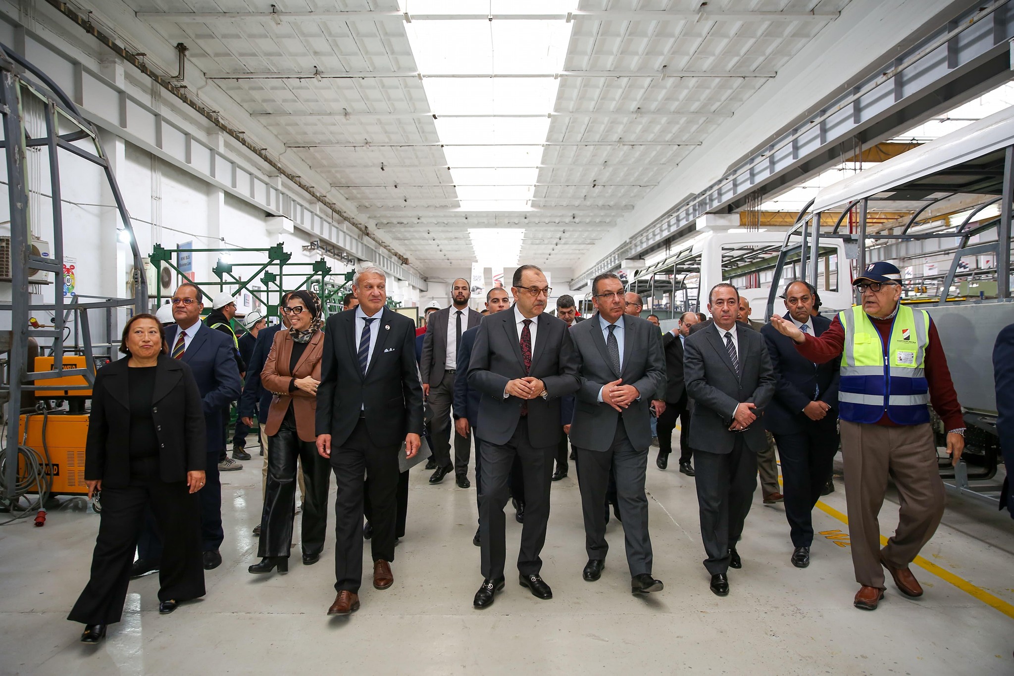 وزير قطاع الأعمال يشهد تسليم الدفعة الأولى من ميني باص نصر ستار