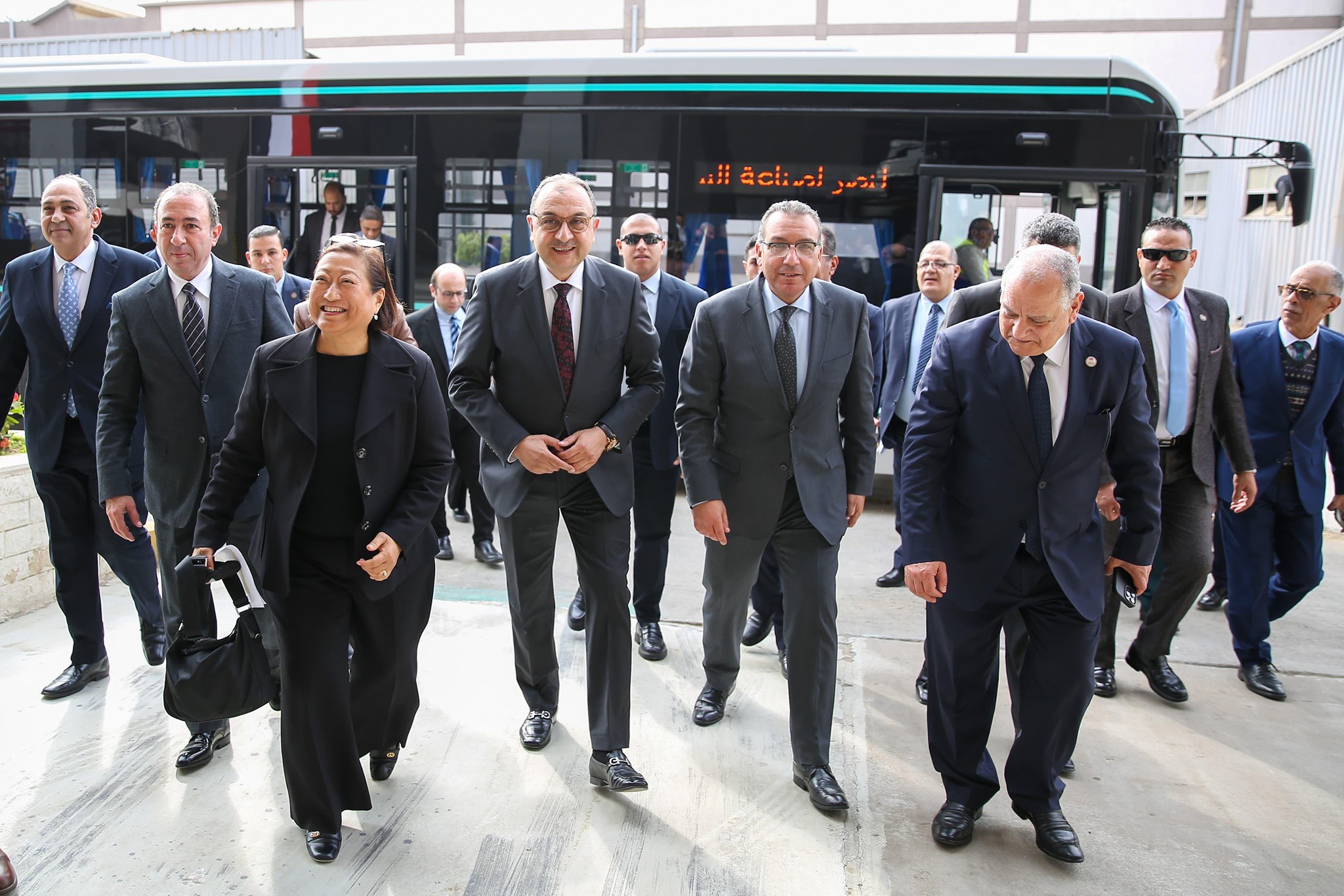 وزير قطاع الأعمال يشهد تسليم الدفعة الأولى من ميني باص نصر ستار