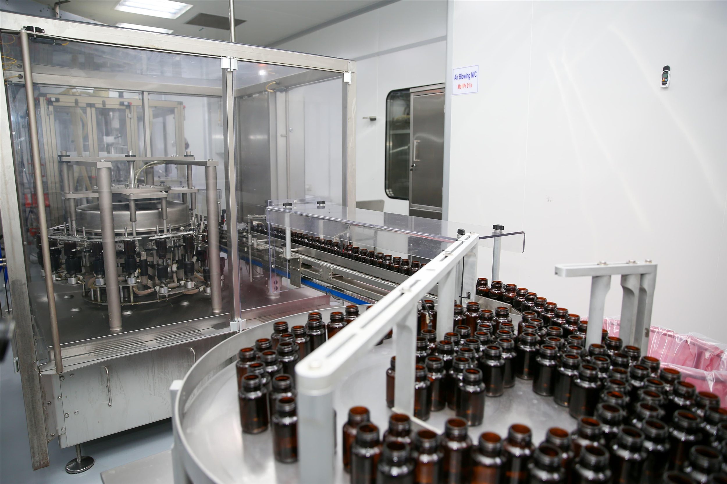 وزير قطاع الأعمال في زيارته لشركة القاهرة للأدوية