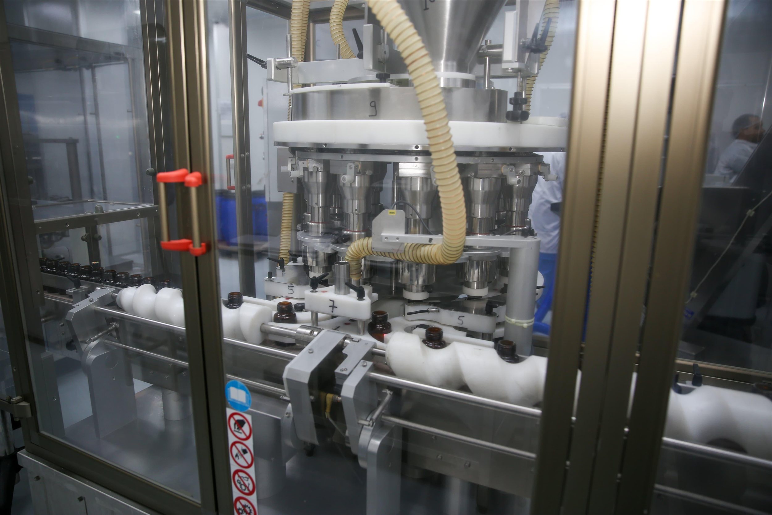 وزير قطاع الأعمال في زيارته لشركة القاهرة للأدوية