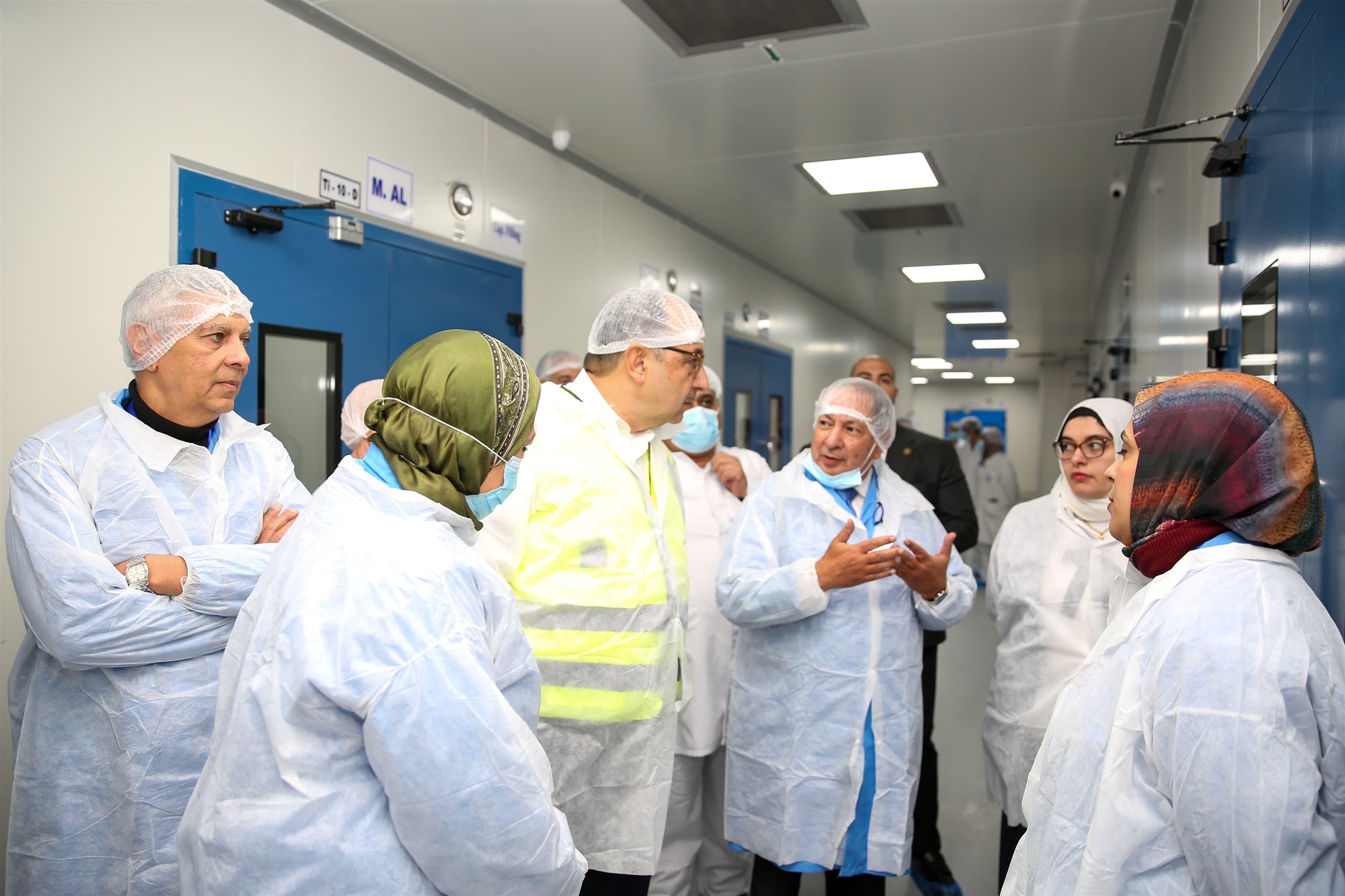 وزير قطاع الأعمال في زيارته لشركة القاهرة للأدوية