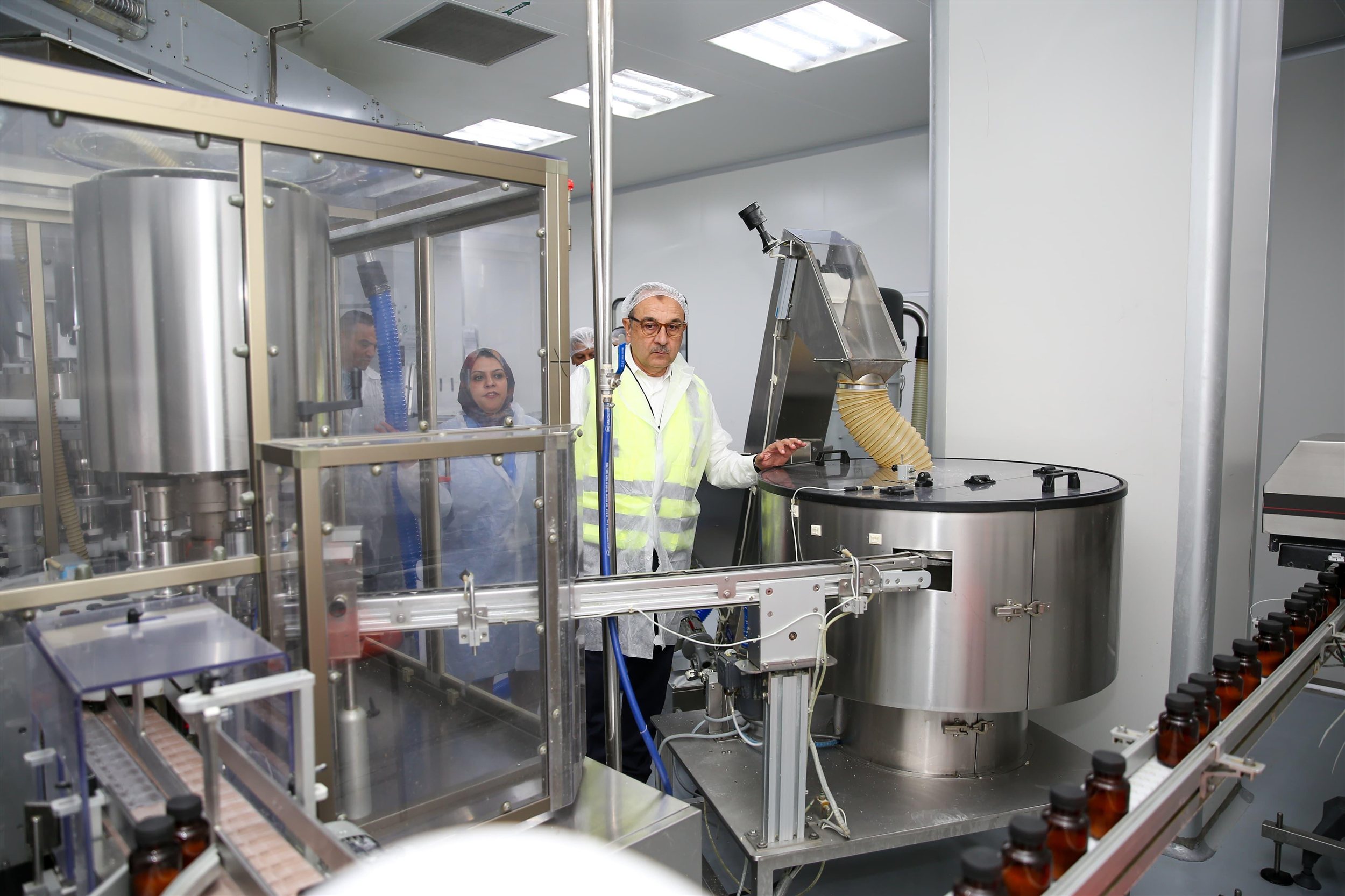 وزير قطاع الأعمال في زيارته لشركة القاهرة للأدوية