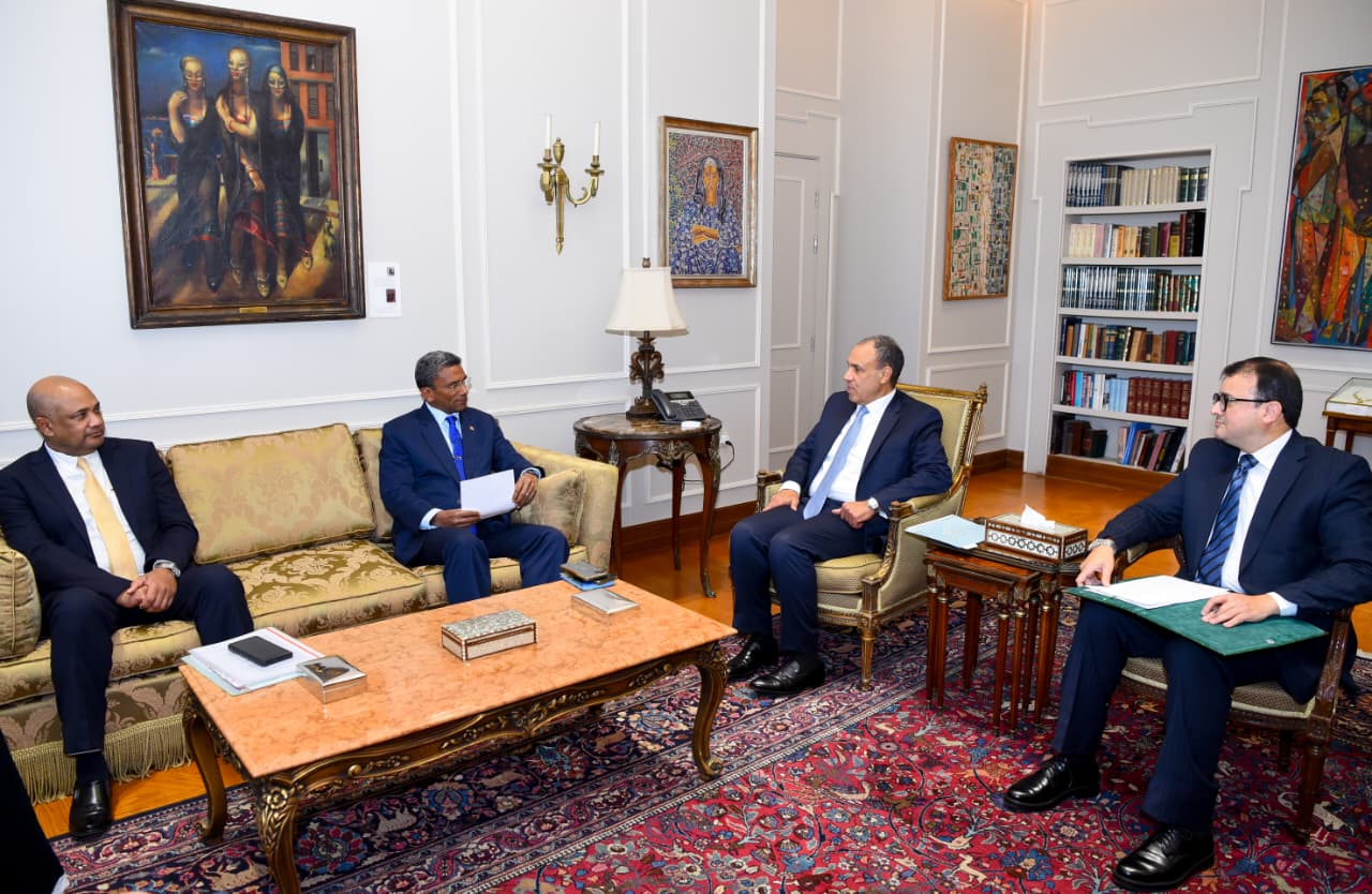 وزير الخارجية يلتقي وزير خارجية سيشل