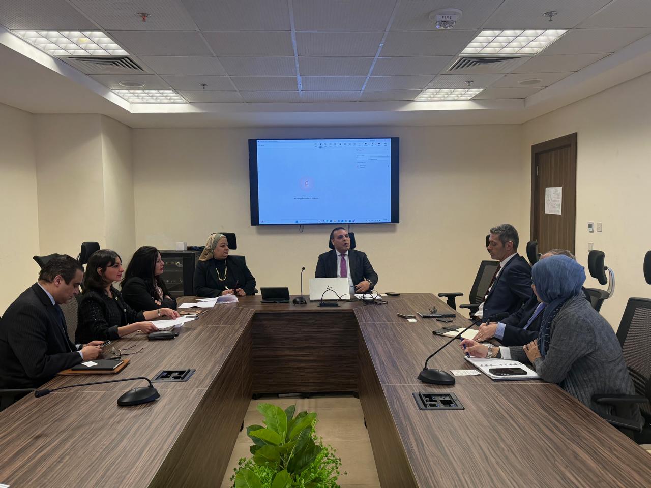 الدكتور عبد العزيز الشريف يجتمع مع المستشار التجاري الكندي