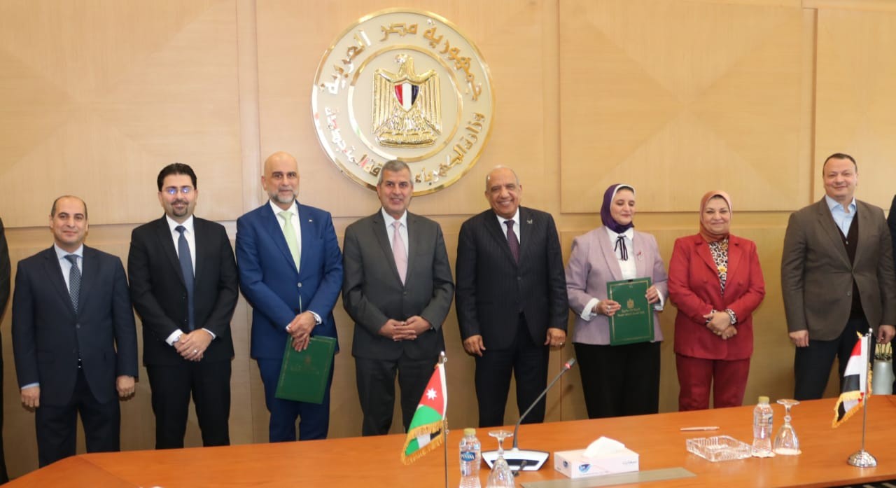 مصر والأردن توقعان عقد تبادل الطاقة الكهربائية لعام 2026