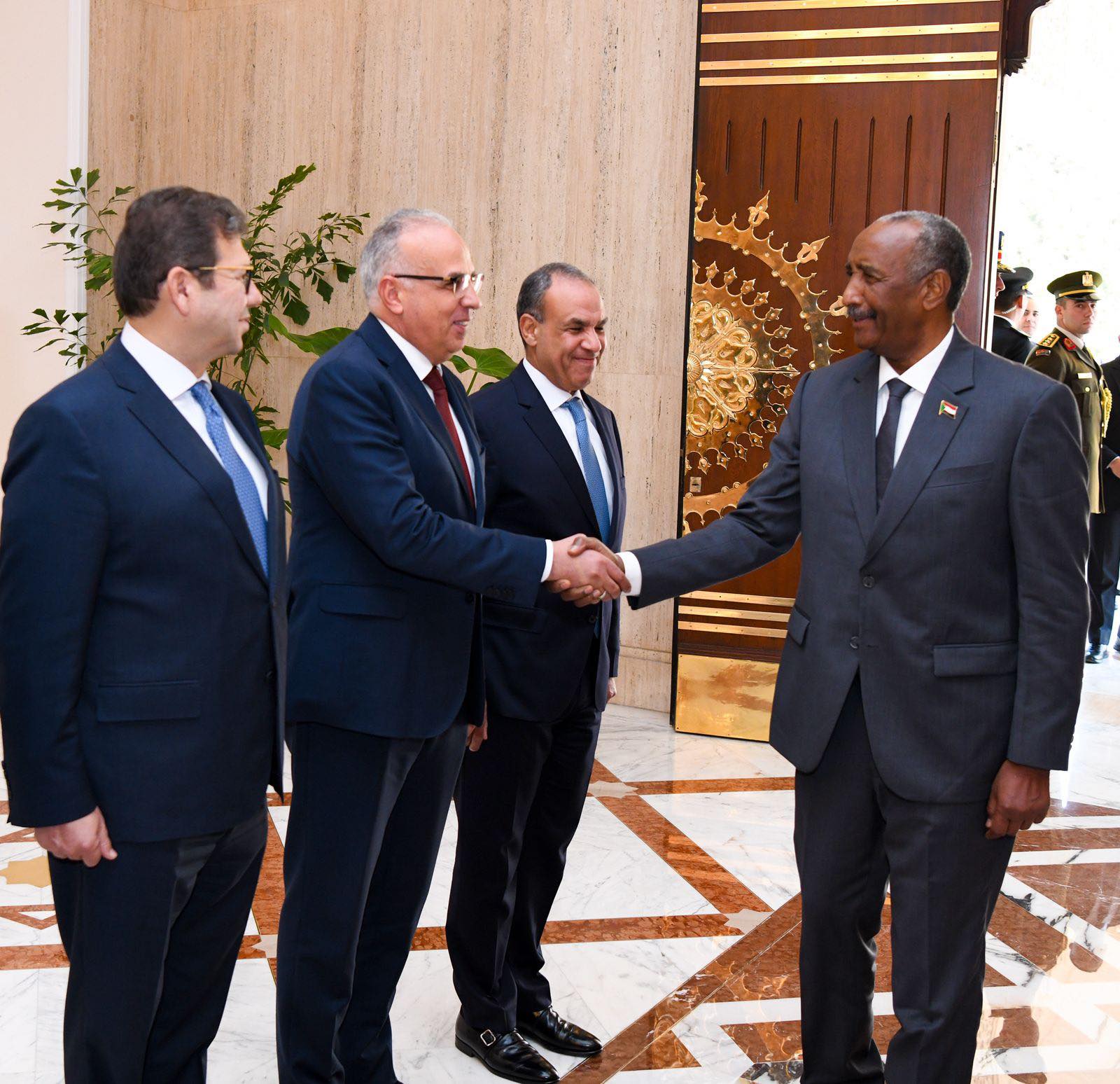 الرئيس السيسي يستقبل رئيس مجلس السيادة الانتقالي السوداني