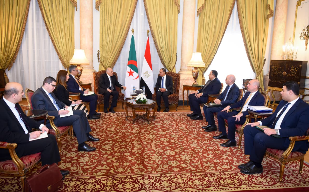 وزير الخارجية يبحث دعم العلاقات المشتركة بين مصر والجزائر