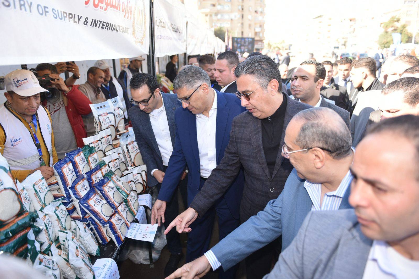 وزير «التموين» ومحافظ الجيزة يفتتحان سوق اليوم الواحد بهضبة الأهرام