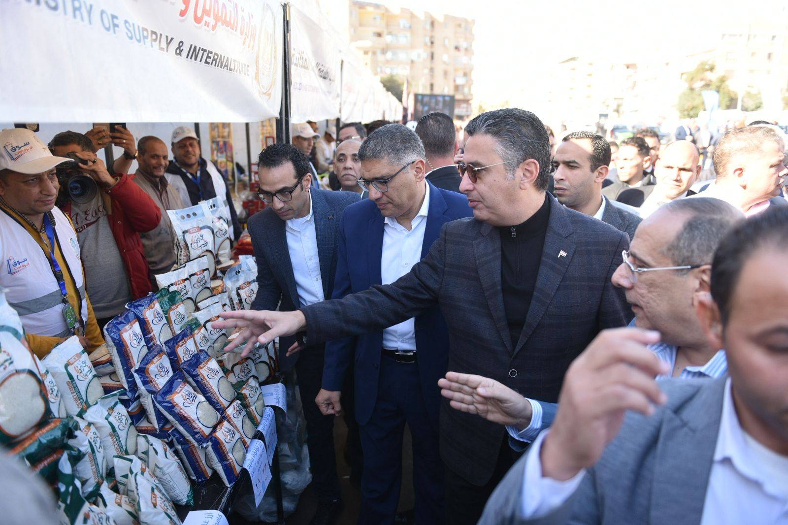 وزير «التموين» ومحافظ الجيزة يفتتحان سوق اليوم الواحد بهضبة الأهرام