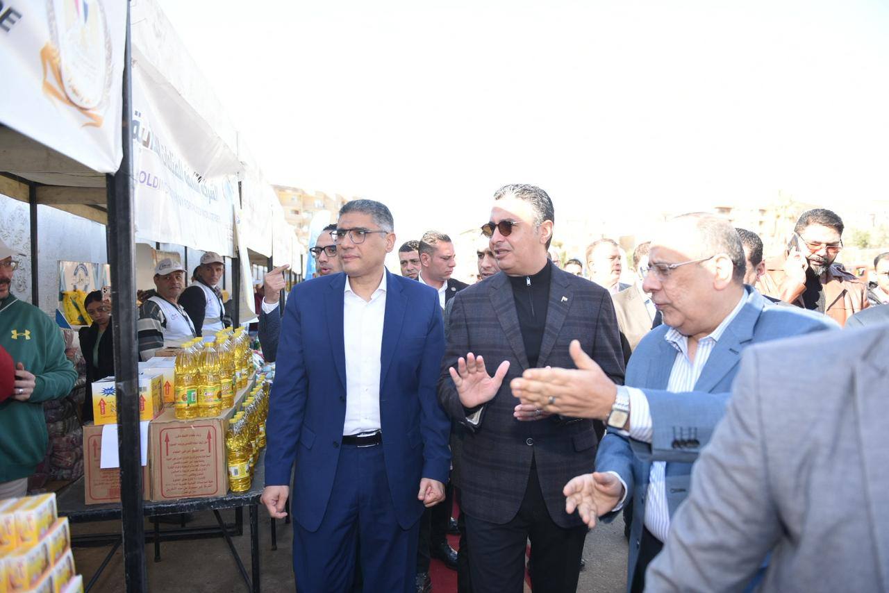 وزير «التموين» ومحافظ الجيزة يفتتحان سوق اليوم الواحد بهضبة الأهرام