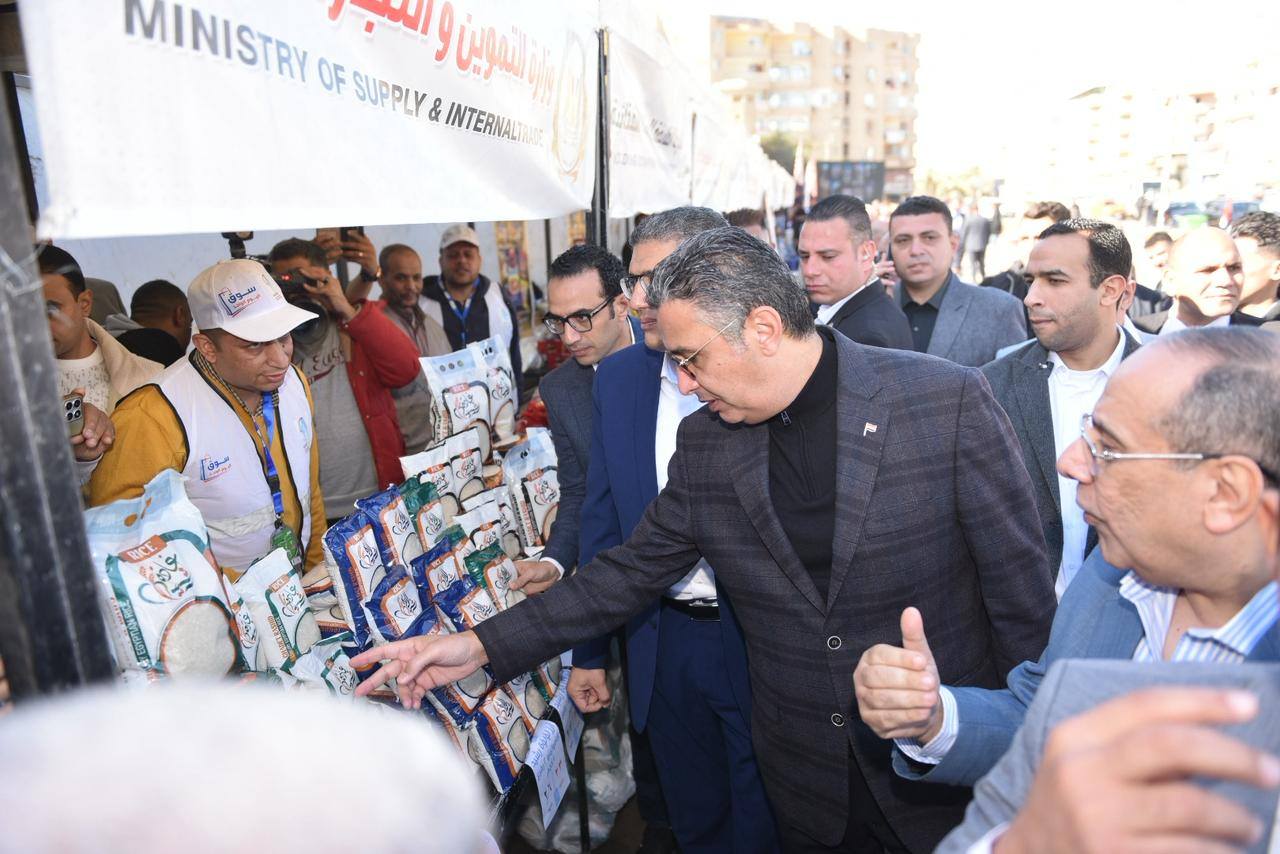 وزير «التموين» ومحافظ الجيزة يفتتحان سوق اليوم الواحد بهضبة الأهرام