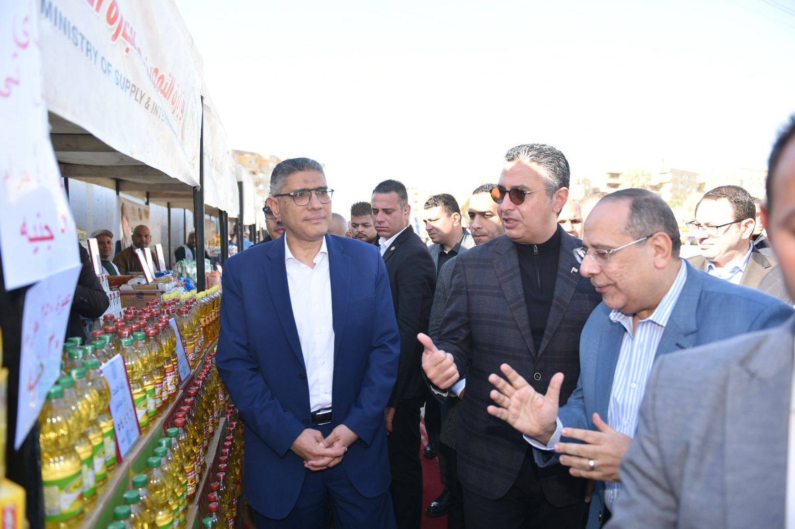 وزير «التموين» ومحافظ الجيزة يفتتحان سوق اليوم الواحد بهضبة الأهرام