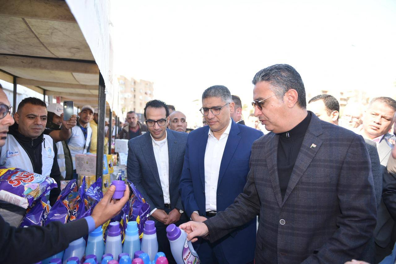 وزير «التموين» ومحافظ الجيزة يفتتحان سوق اليوم الواحد بهضبة الأهرام