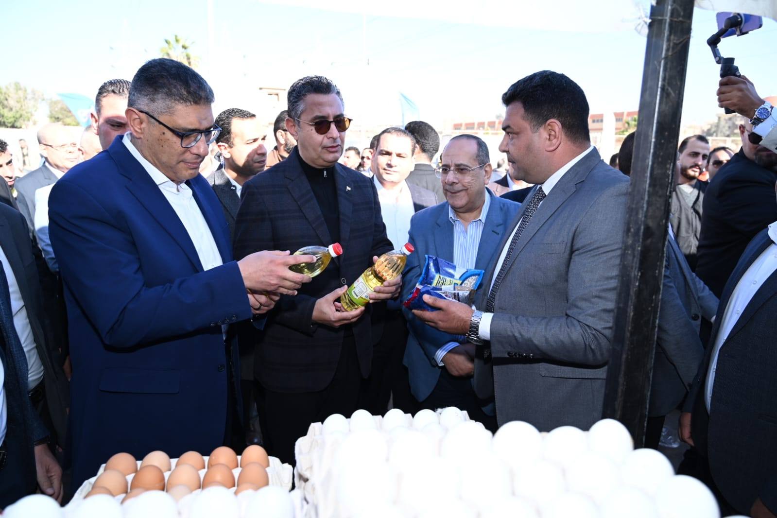 وزير «التموين» ومحافظ الجيزة يفتتحان سوق اليوم الواحد بهضبة الأهرام