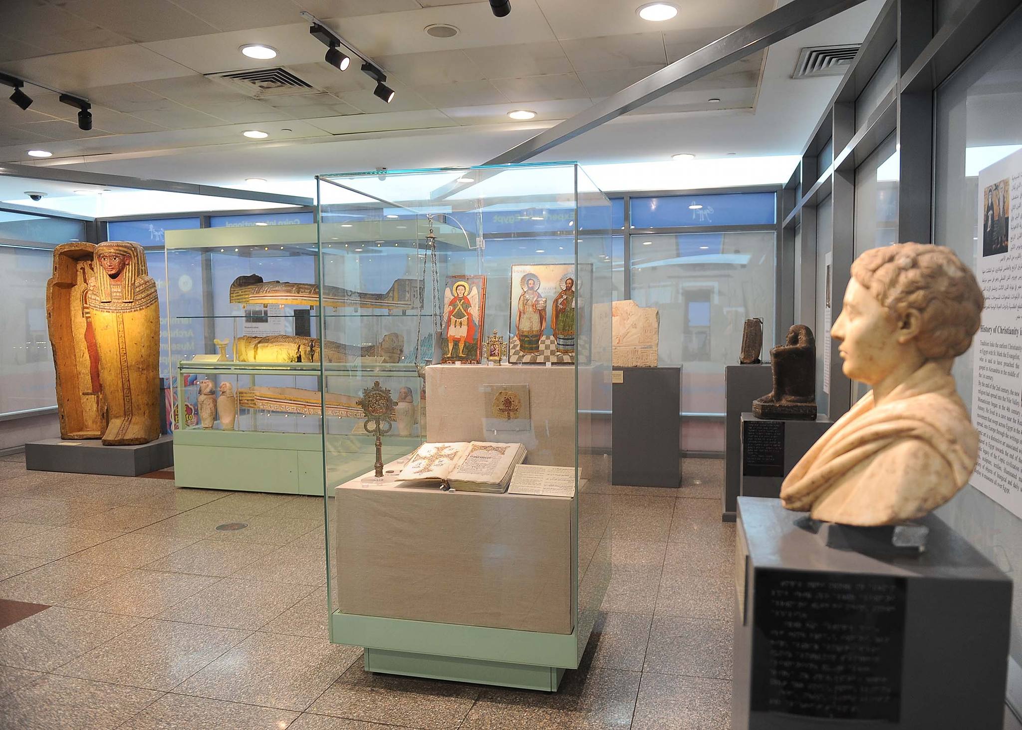 جولة تفقدية لرئيس الوزراء بمطار القاهرة الدولي