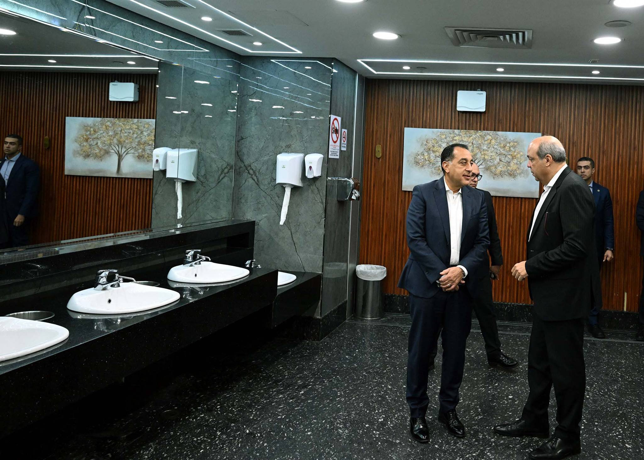 جولة تفقدية لرئيس الوزراء بمطار القاهرة الدولي