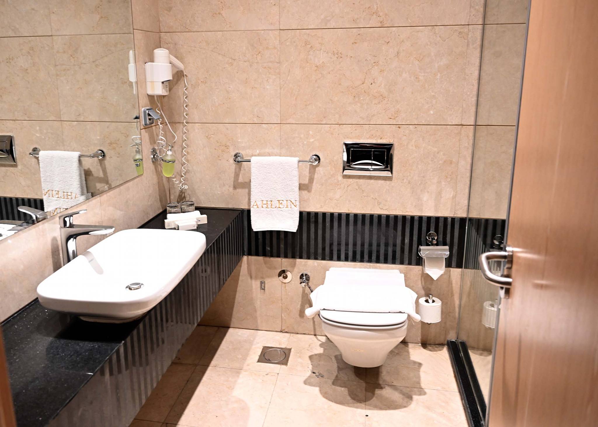 جولة تفقدية لرئيس الوزراء بمطار القاهرة الدولي