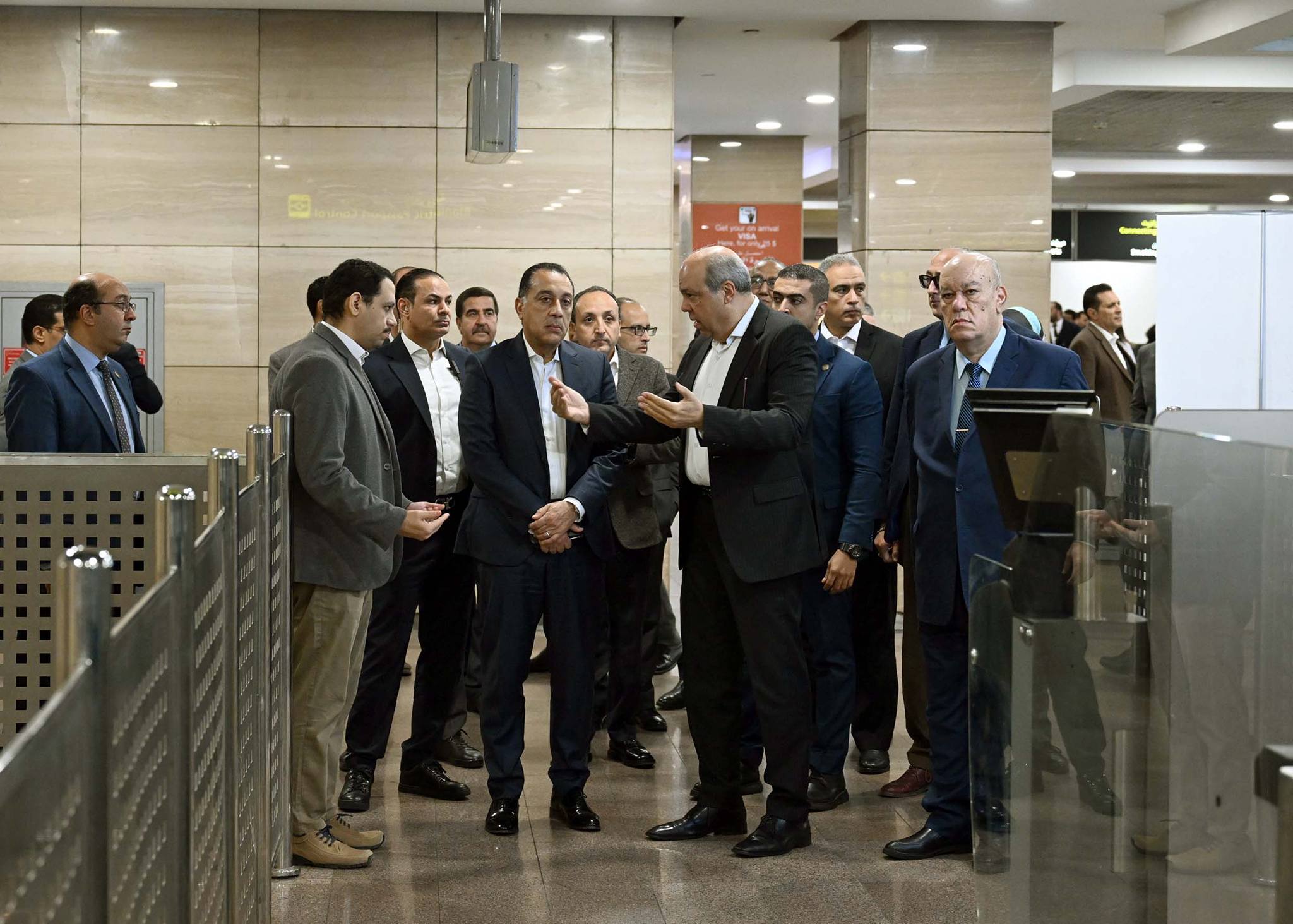 جولة تفقدية لرئيس الوزراء بمطار القاهرة الدولي