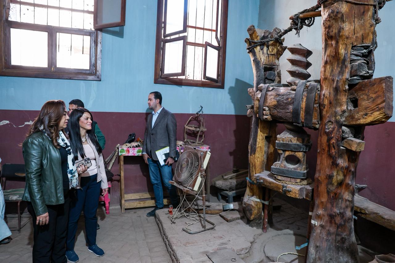 وزيرتى «التخطيط» و «التنمية المحلية» يتفقدان تطوير كورنيش ومناطق «إسنا» التاريخية