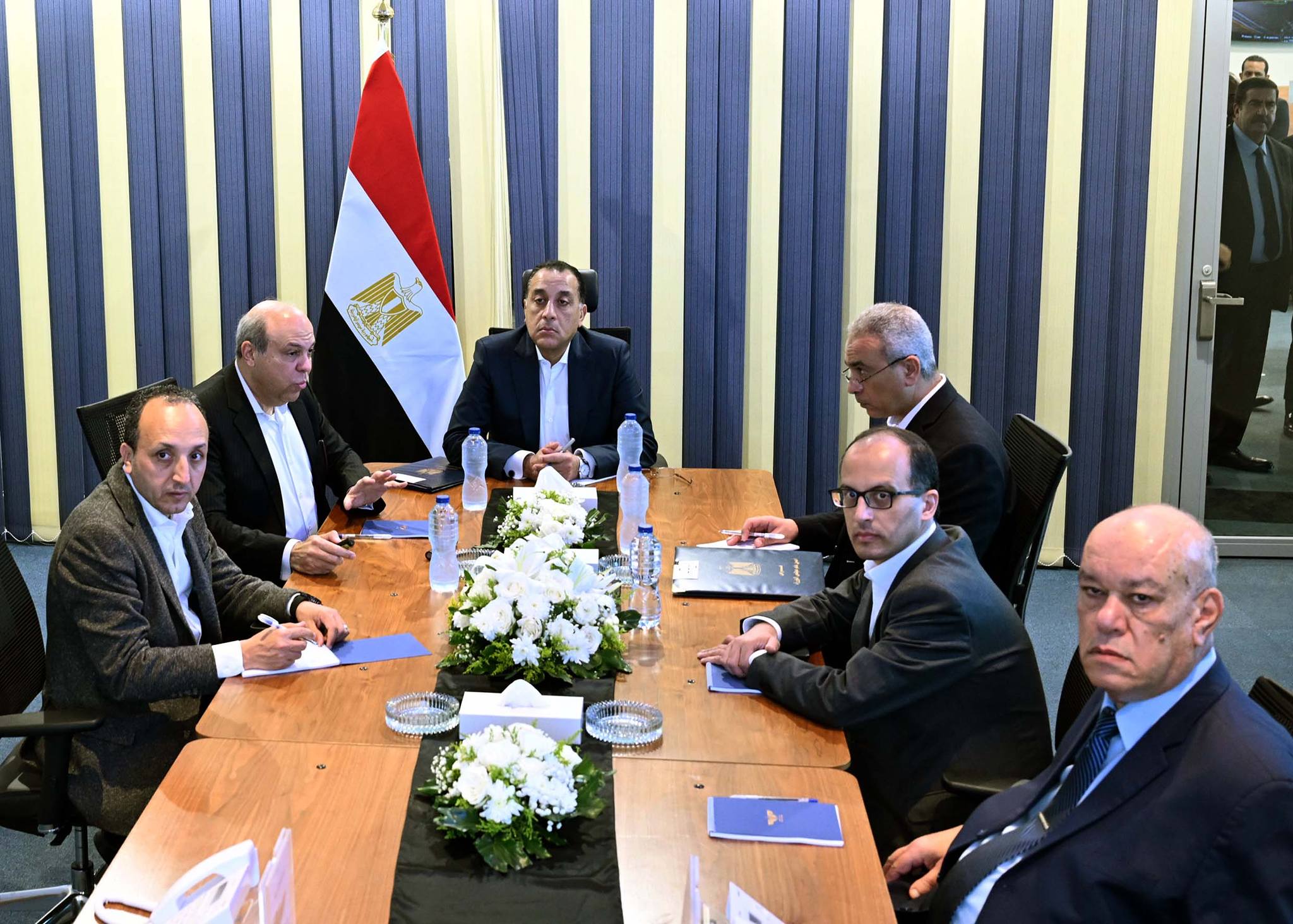 رئيس الوزراء يجتمع مع وزير الطيران