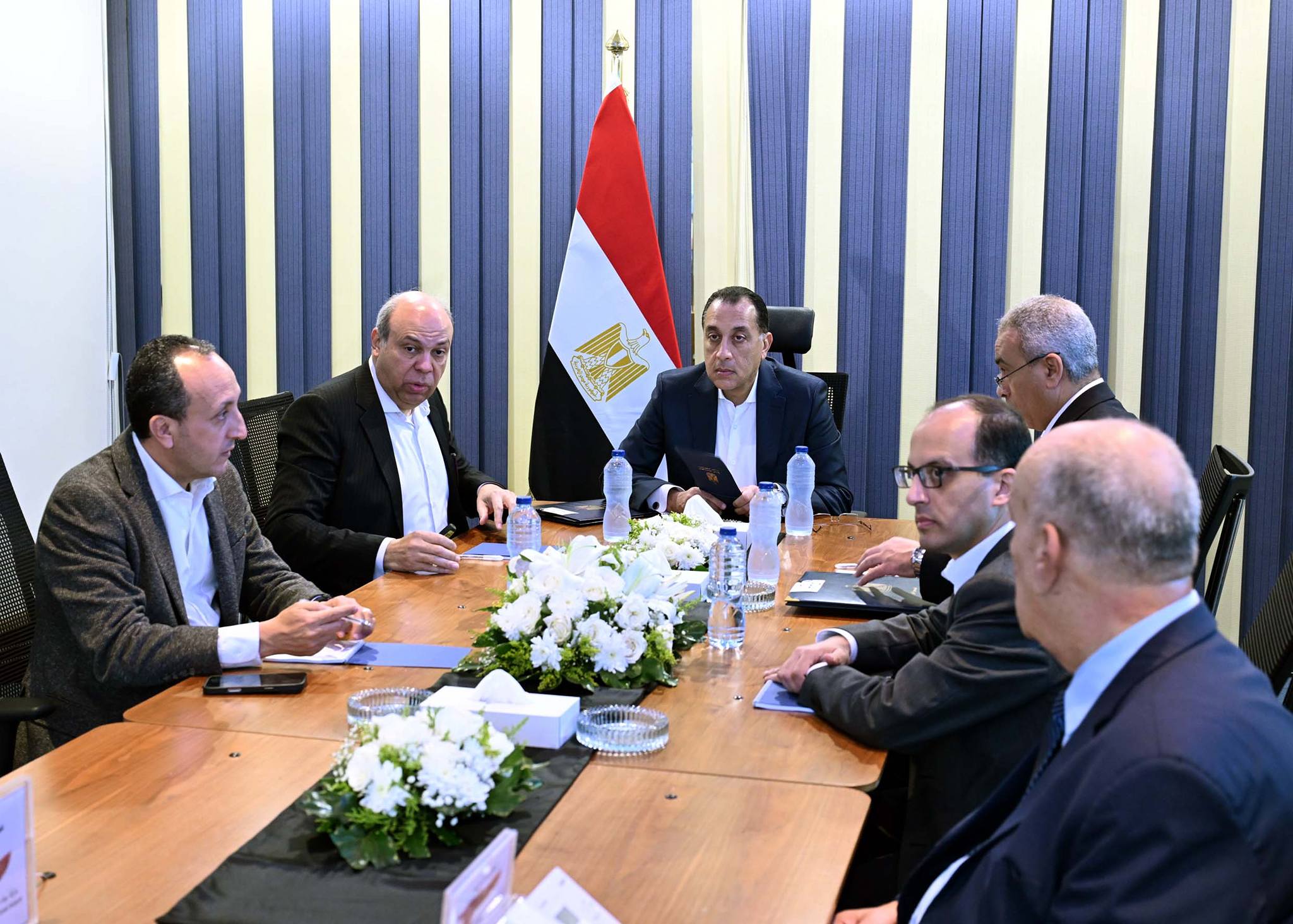 رئيس الوزراء يجتمع مع وزير الطيران