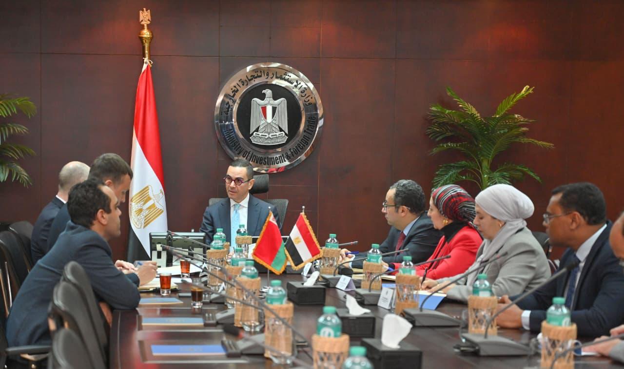 وزير الاستثمار يجتمع مع سفير جمهورية بيلاروسيا